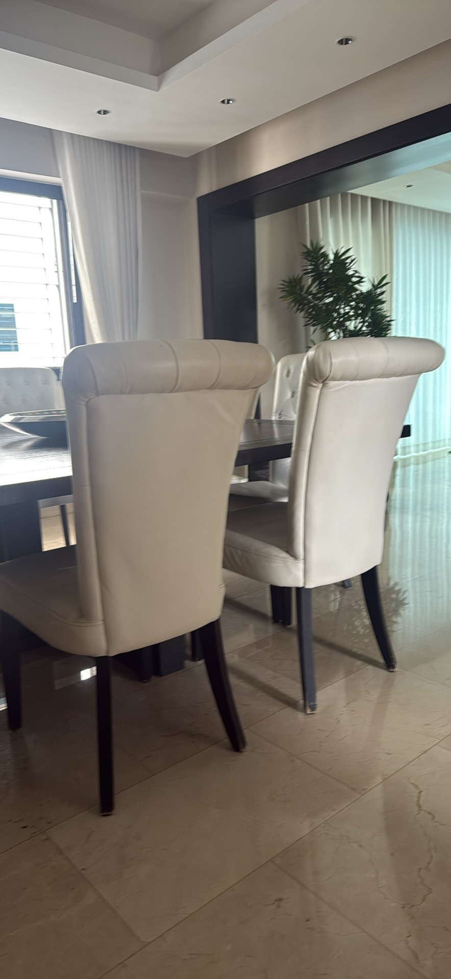 muebles y colchones - Sillas blancas capitoneadas 1