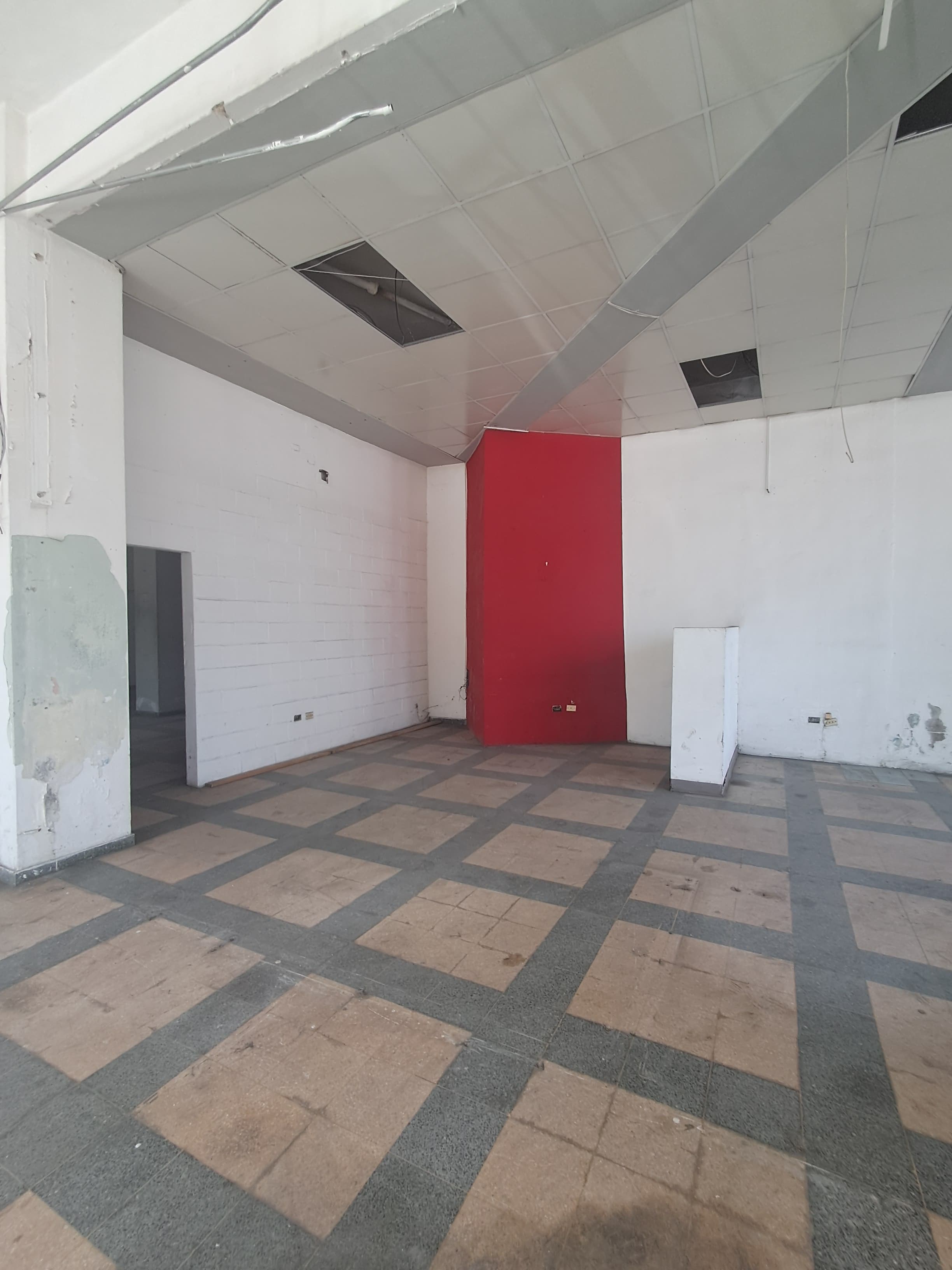 oficinas y locales comerciales - Amplio local en calle transitada Gazcue 0