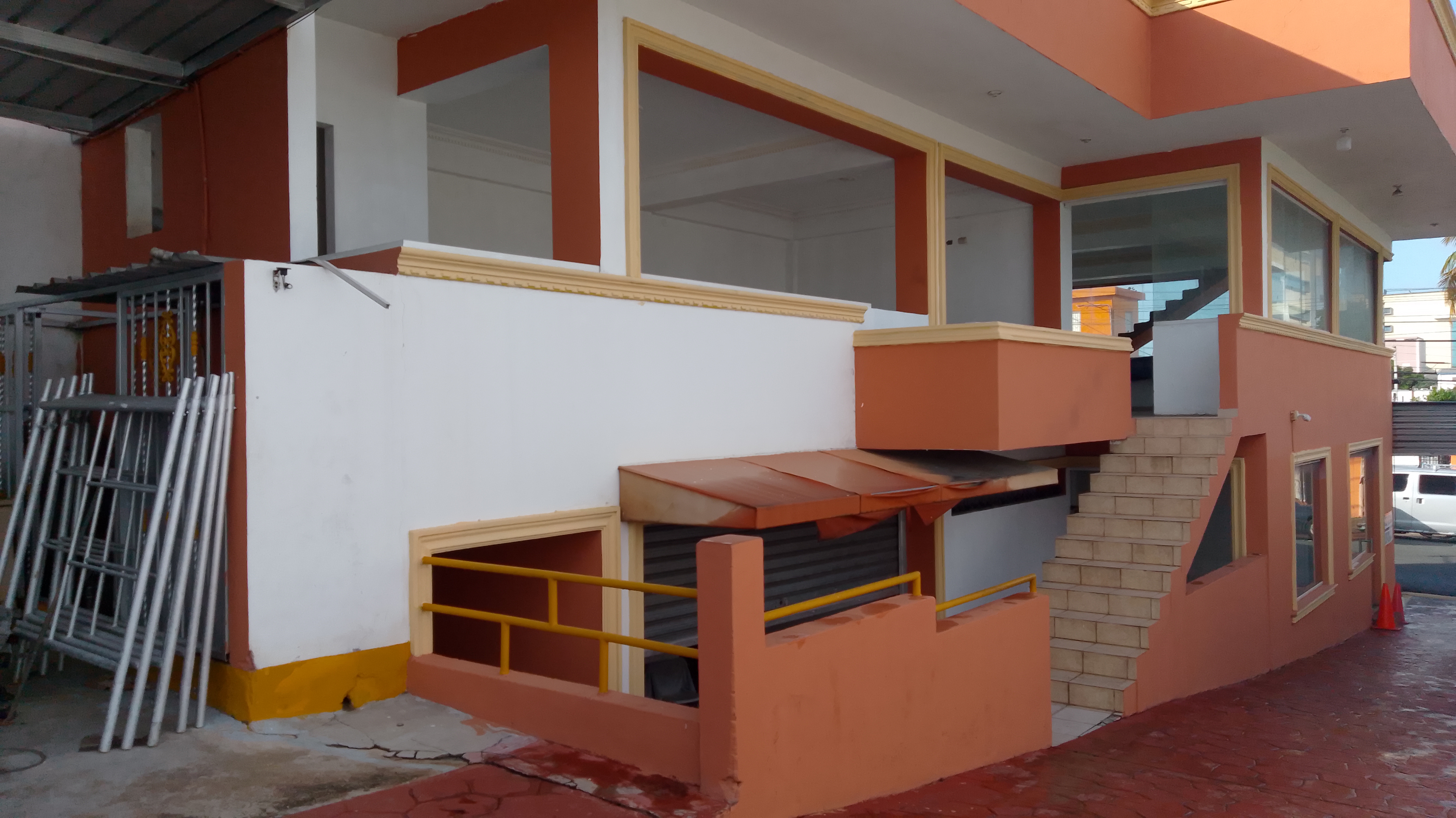 oficinas y locales comerciales - Vendo propiedad con 5 amplios locales comerciales 2