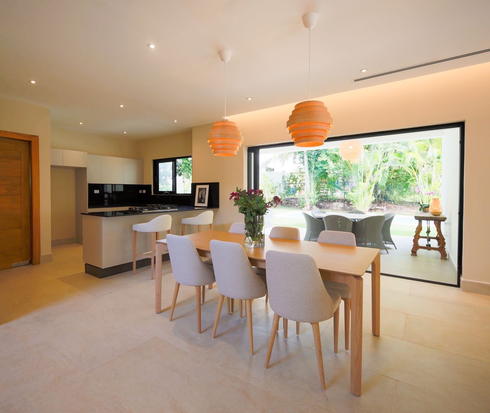 casas vacacionales y villas - venta de Villa con 600mts y piscina en punta cana village República Dominicana  9