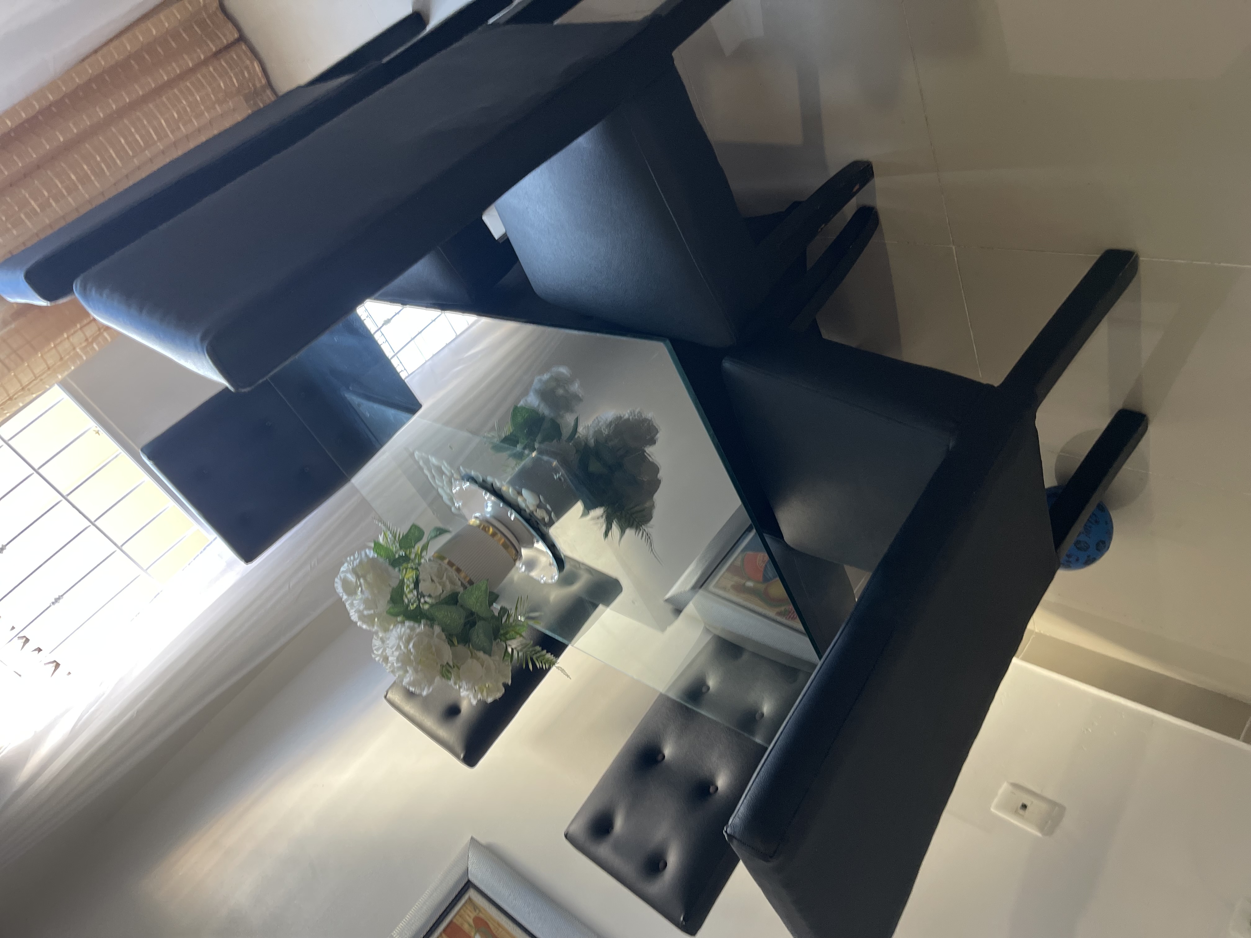 muebles y colchones - Comedor en mesa de cristal y piel  0