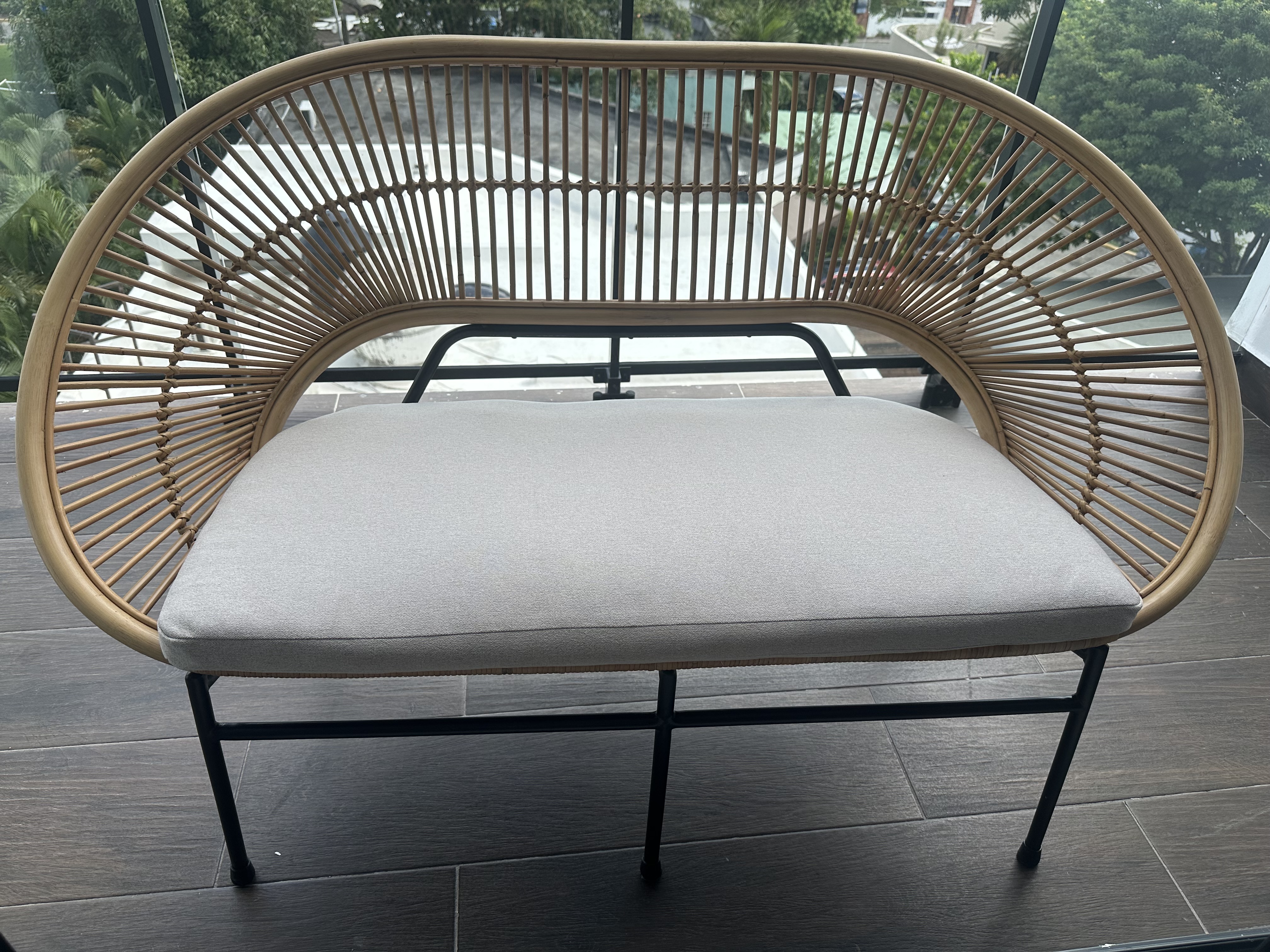 muebles y colchones - Sofa estacionario en rattan natural y patas negras