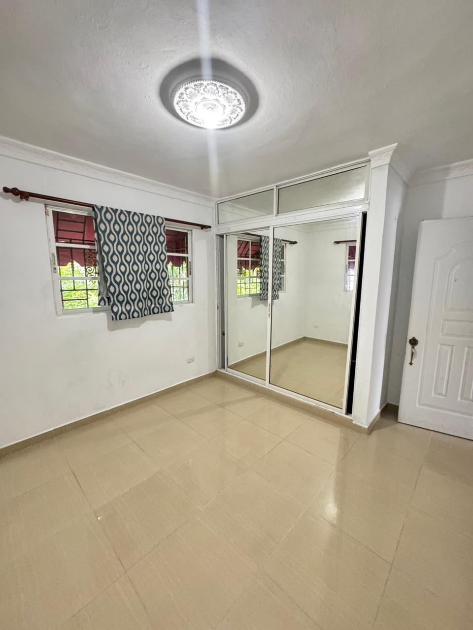 casas - Se alquila Casa con amplio patio en Las Américas  2
