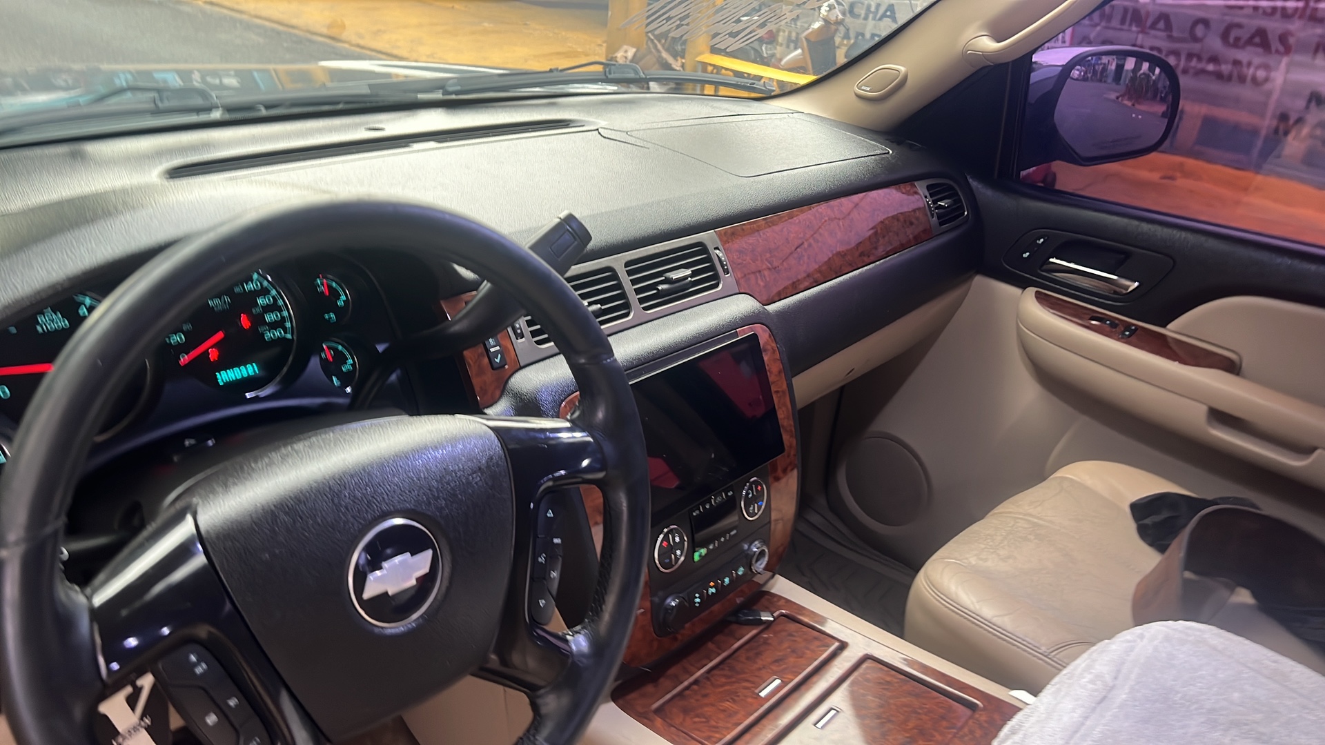 jeepetas y camionetas - En venta está maravillosa tahoe 2008 gas y gasolina por interior impecable crema 7