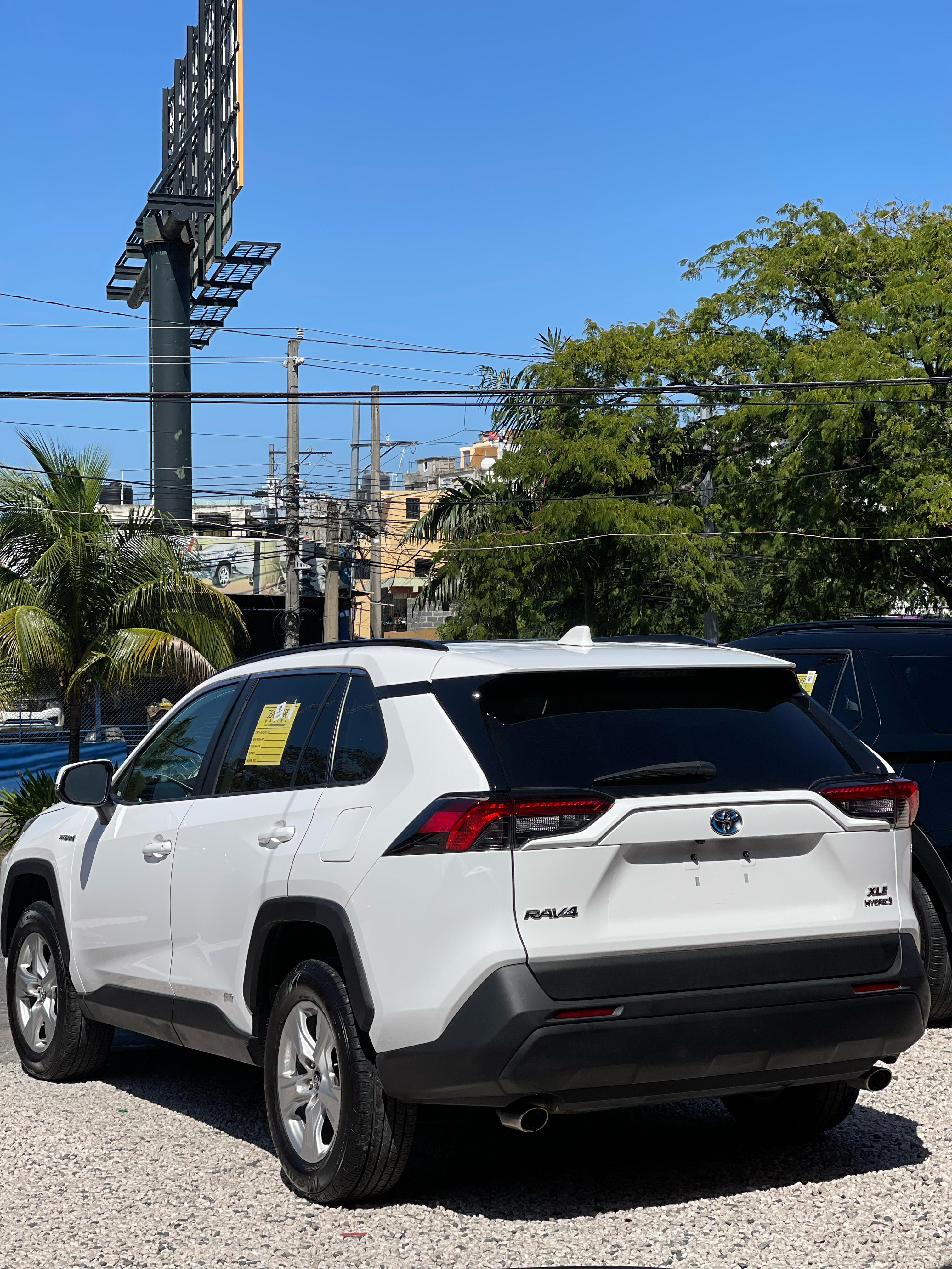 jeepetas y camionetas - TOYOTA RAV4 XLE HYBRID 2020 4