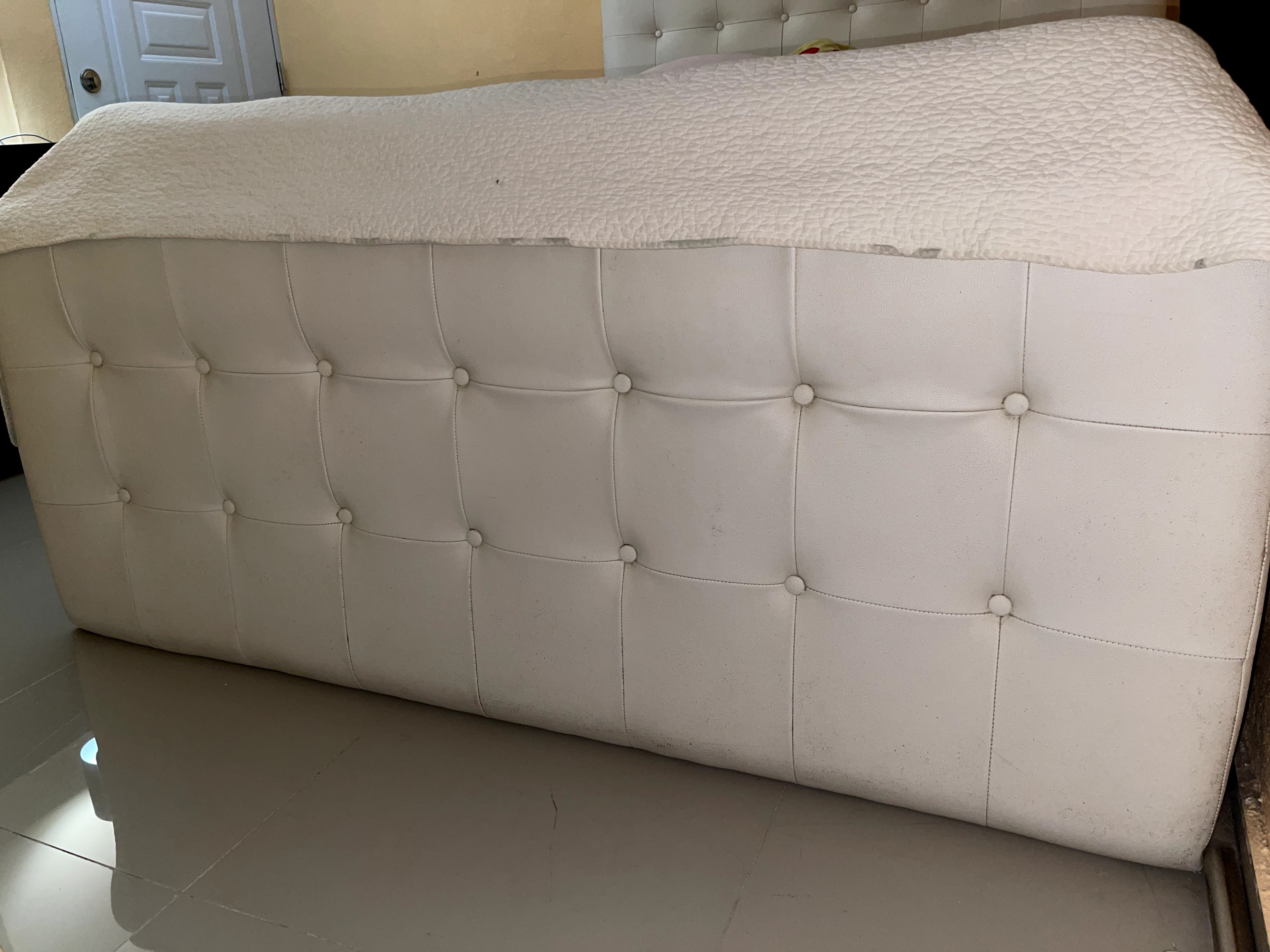muebles y colchones - Vendo cama tapizada, usada.  4
