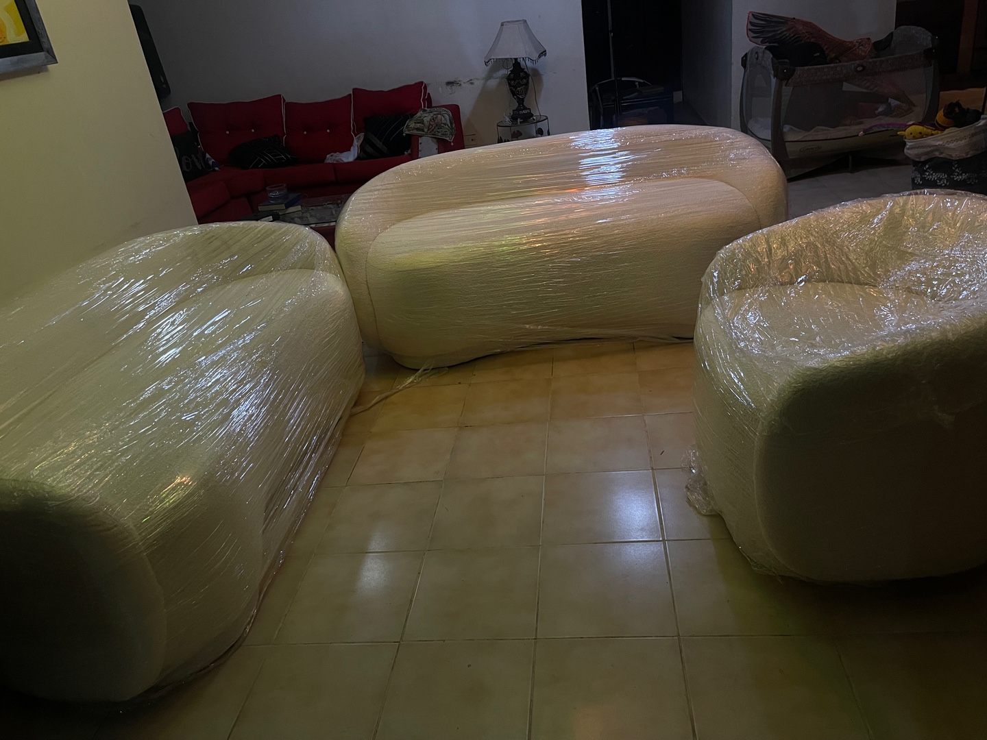 muebles y colchones - Muebles nuevo son tres dos de 3 y una butaca color crema claro  2