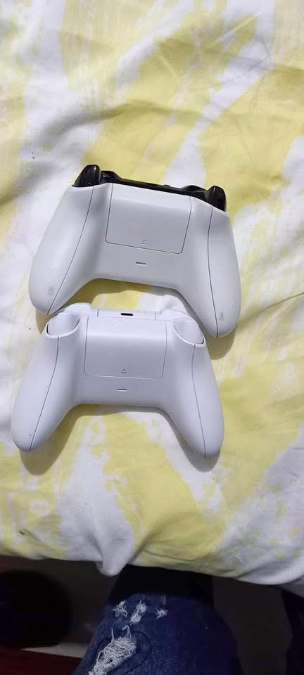 consolas y videojuegos - Xbox one S Con dos controles con una muy buena condición( muy negociable) 4