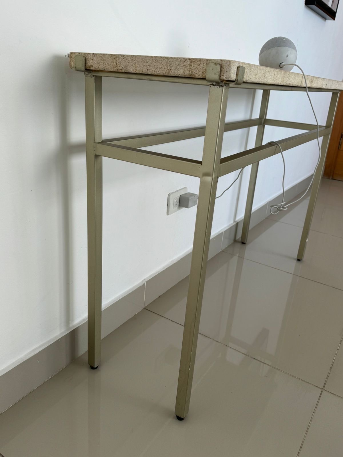 muebles y colchones - MESA PARSON CON TOPE DE PIEDRA, COMO NUEVA 1