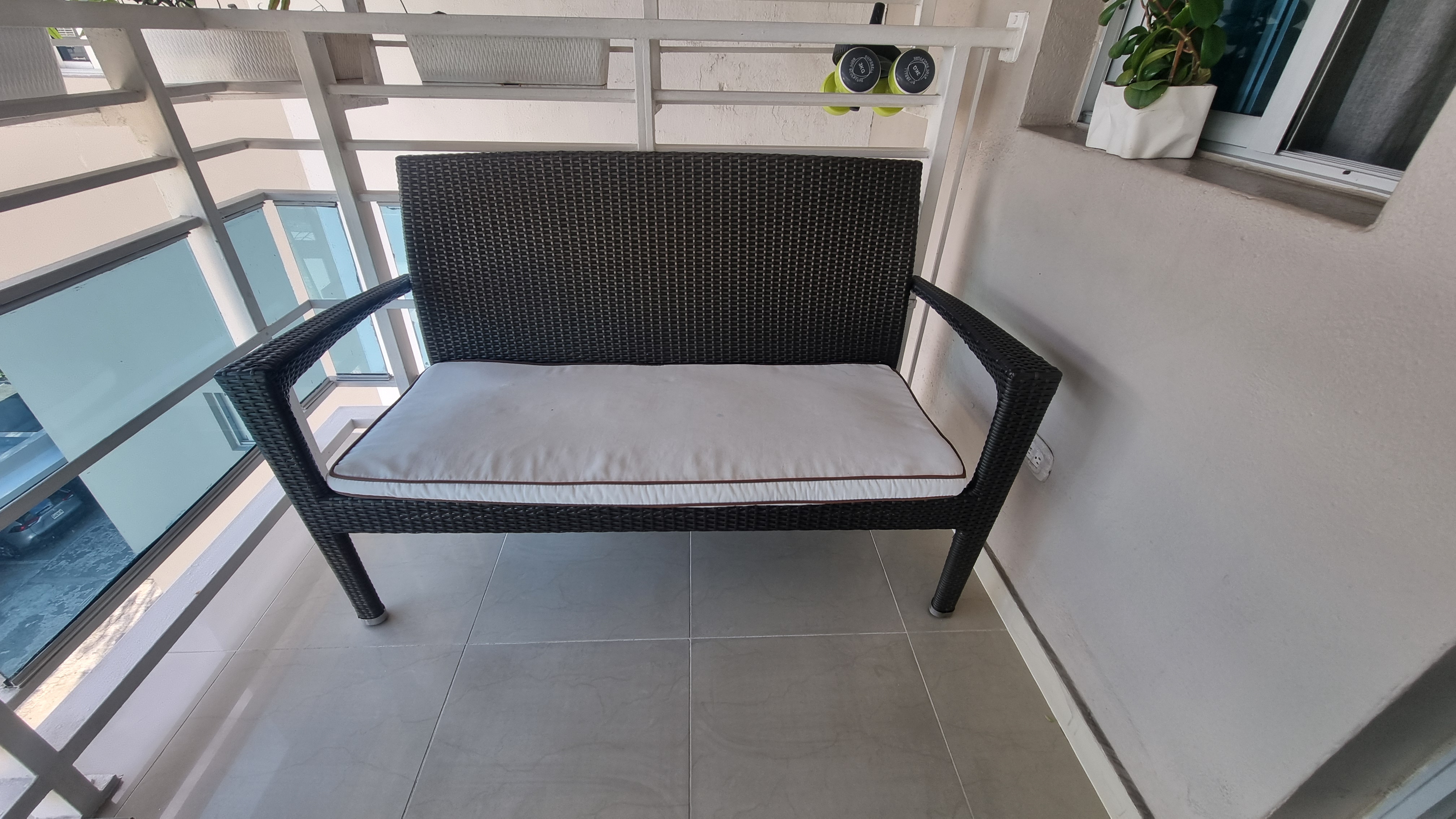 muebles y colchones - 1 Sofa de Exterior Tejido en Mimbre Sintético 58" ancho x 25" Prof x 35" alto. 0