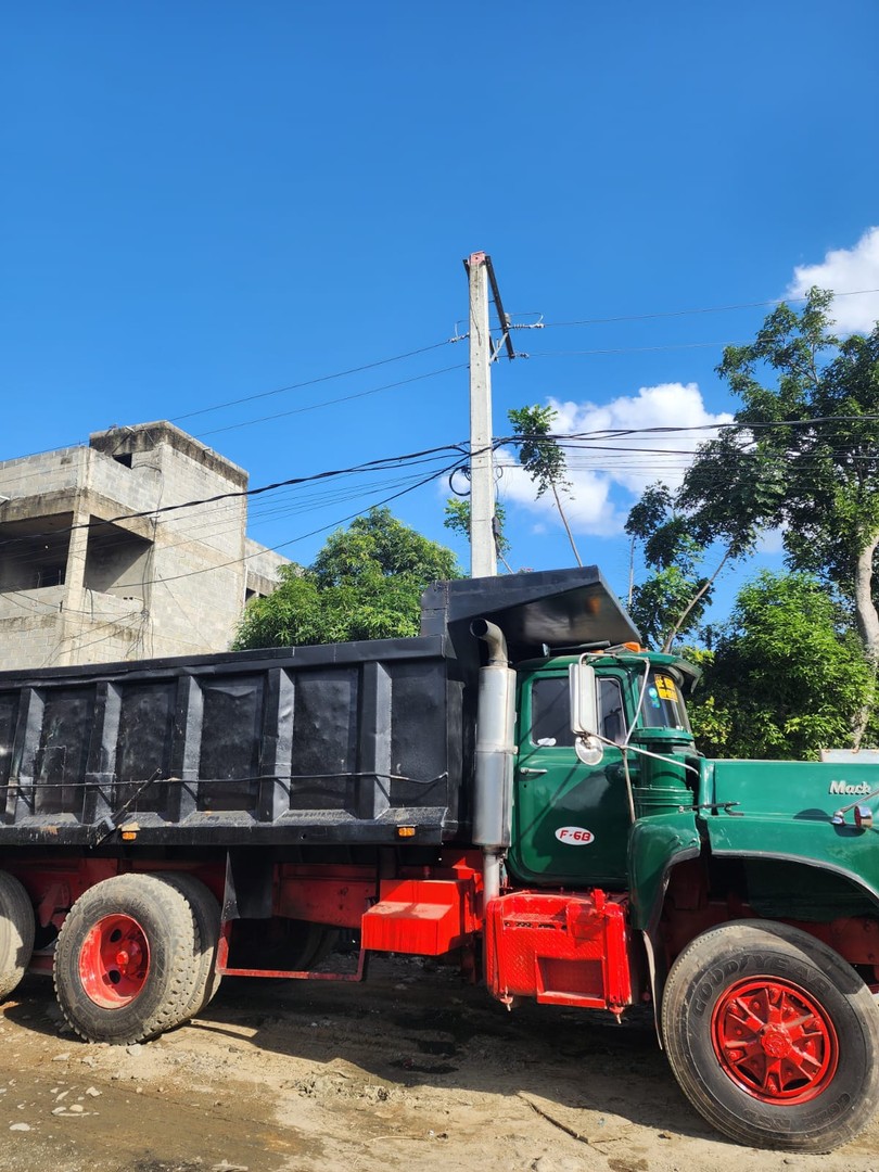 camiones y vehiculos pesados - Camión volteó MACK 2