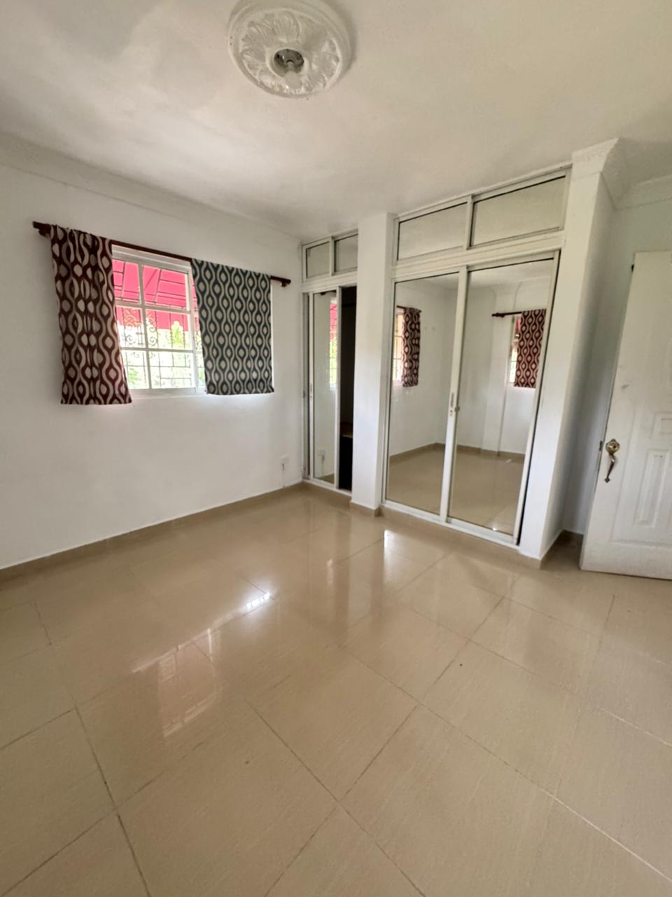 casas - Se alquila Casa con amplio patio en Las Américas  3