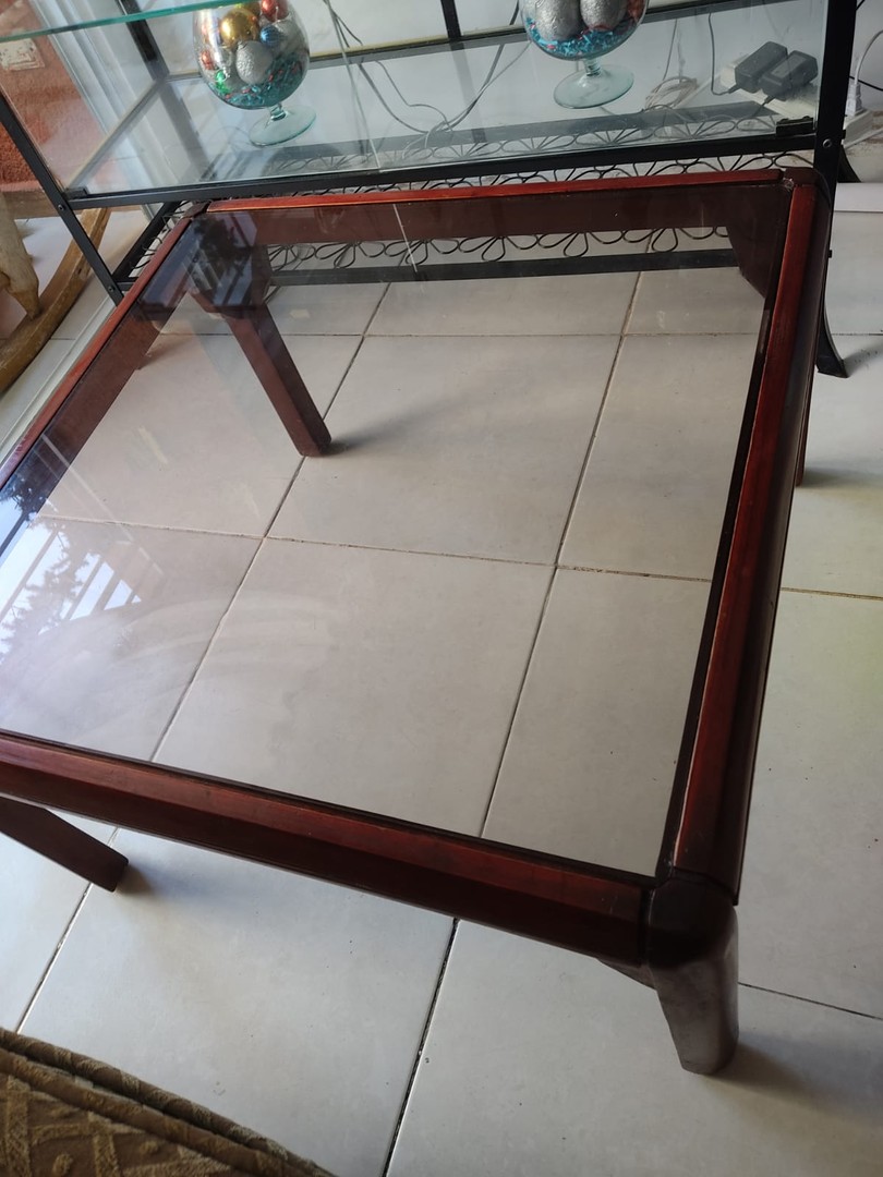 muebles y colchones - Mesa de caoba con tope de cristal, en venta. 4