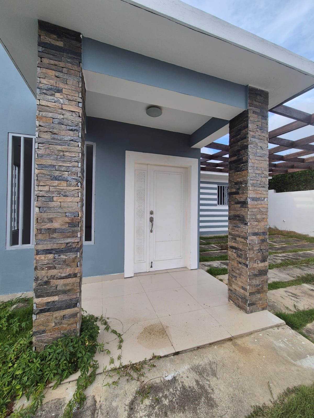 casas - Casa en Residencial Cerrado, Ave. 27 de Febrero 8