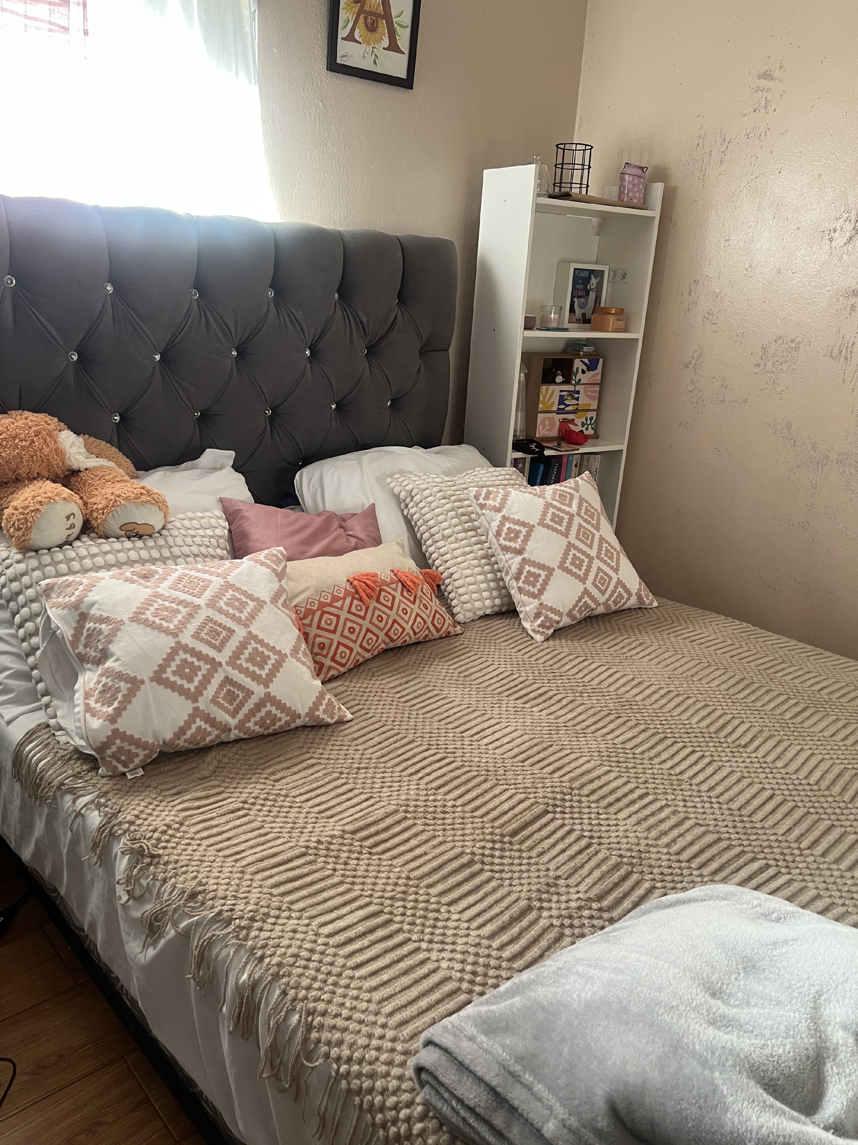 muebles y colchones - CAMA QUEEN CON COLCHÓN COMO NUEVA. PRECIO NEGOCIABLE  2