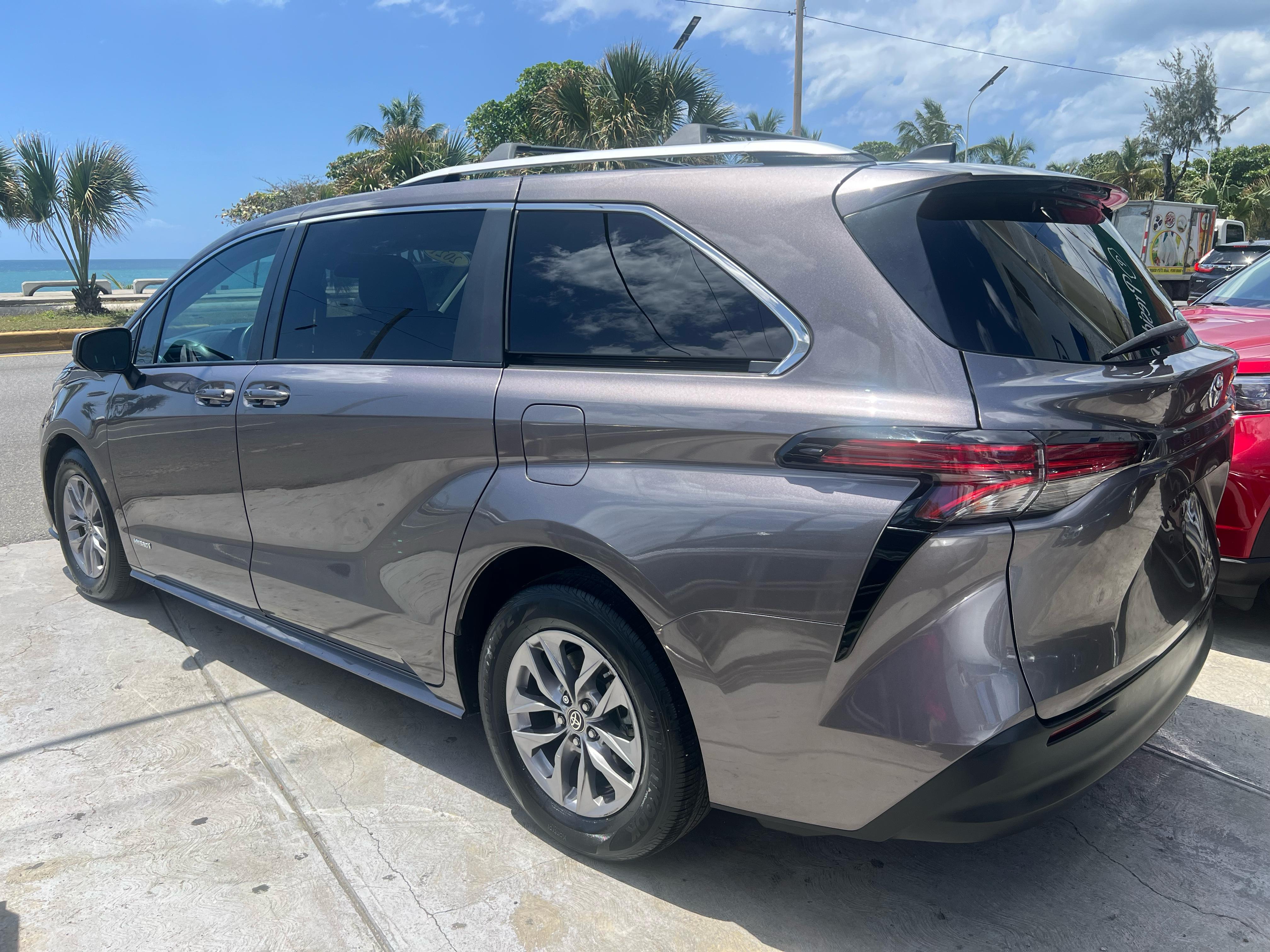 jeepetas y camionetas - Toyota Sienna LE 2021 1