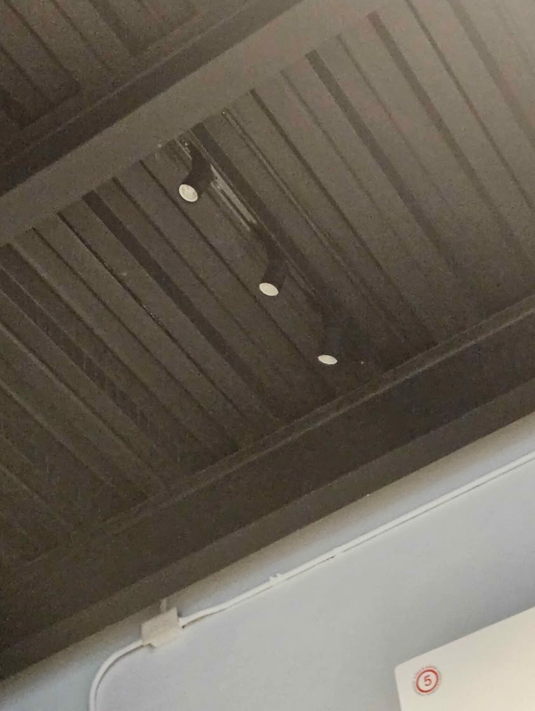 decoración y accesorios - SISTEMA DE RIEL CON FOCOS DIRIGIBLES  1