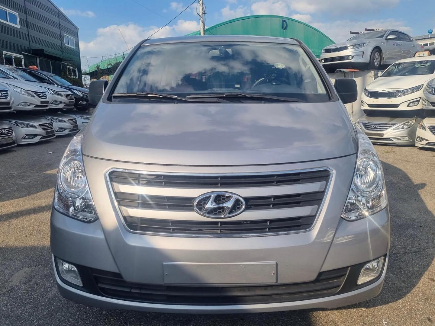 carros - HYUNDAI STAREX GRIS 2018 1