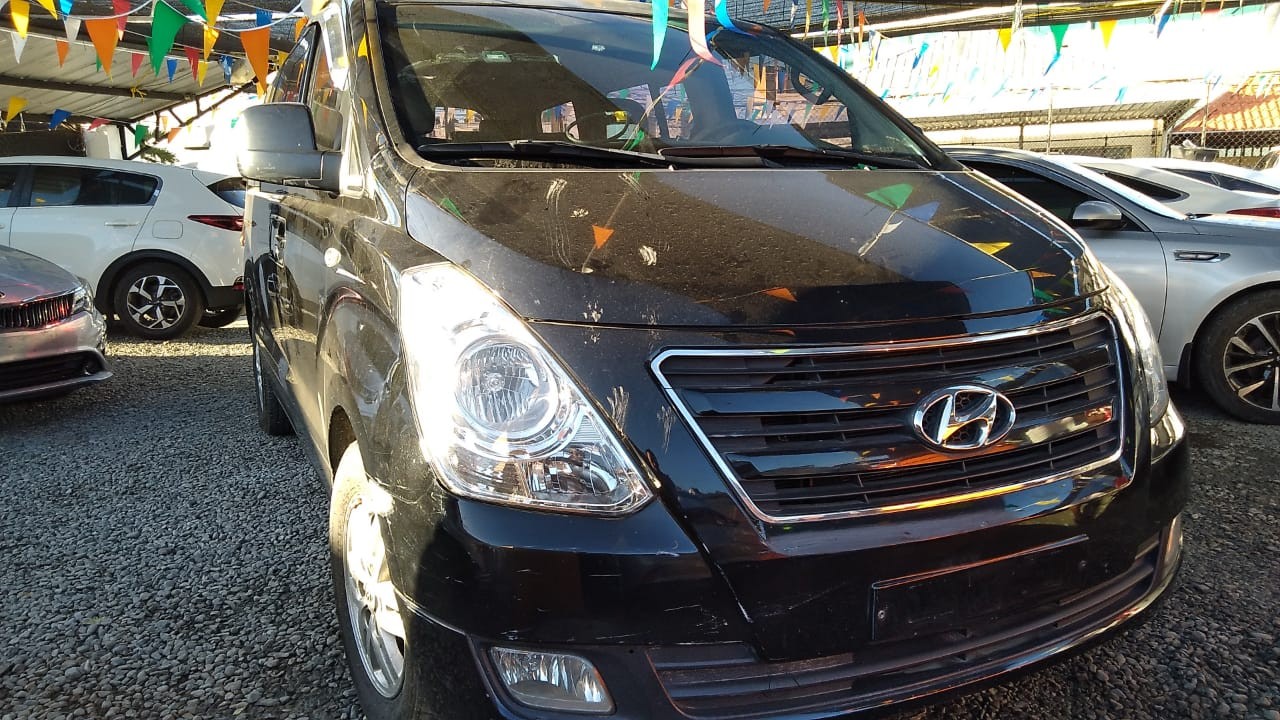 jeepetas y camionetas - HYUNDAI GRAND STAREX 2017 NEGRA 2
