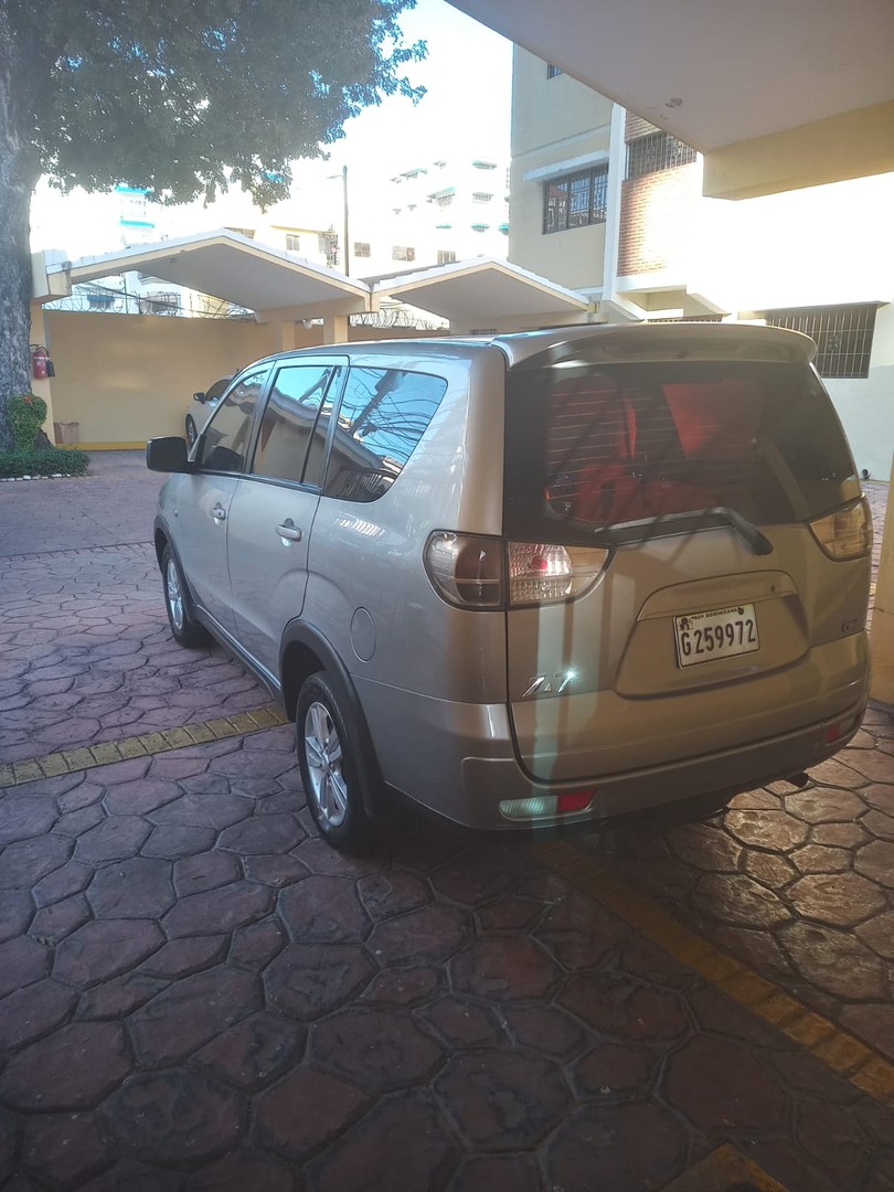 jeepetas y camionetas - Vendo Jeepeta Mitsubishi 2011 3