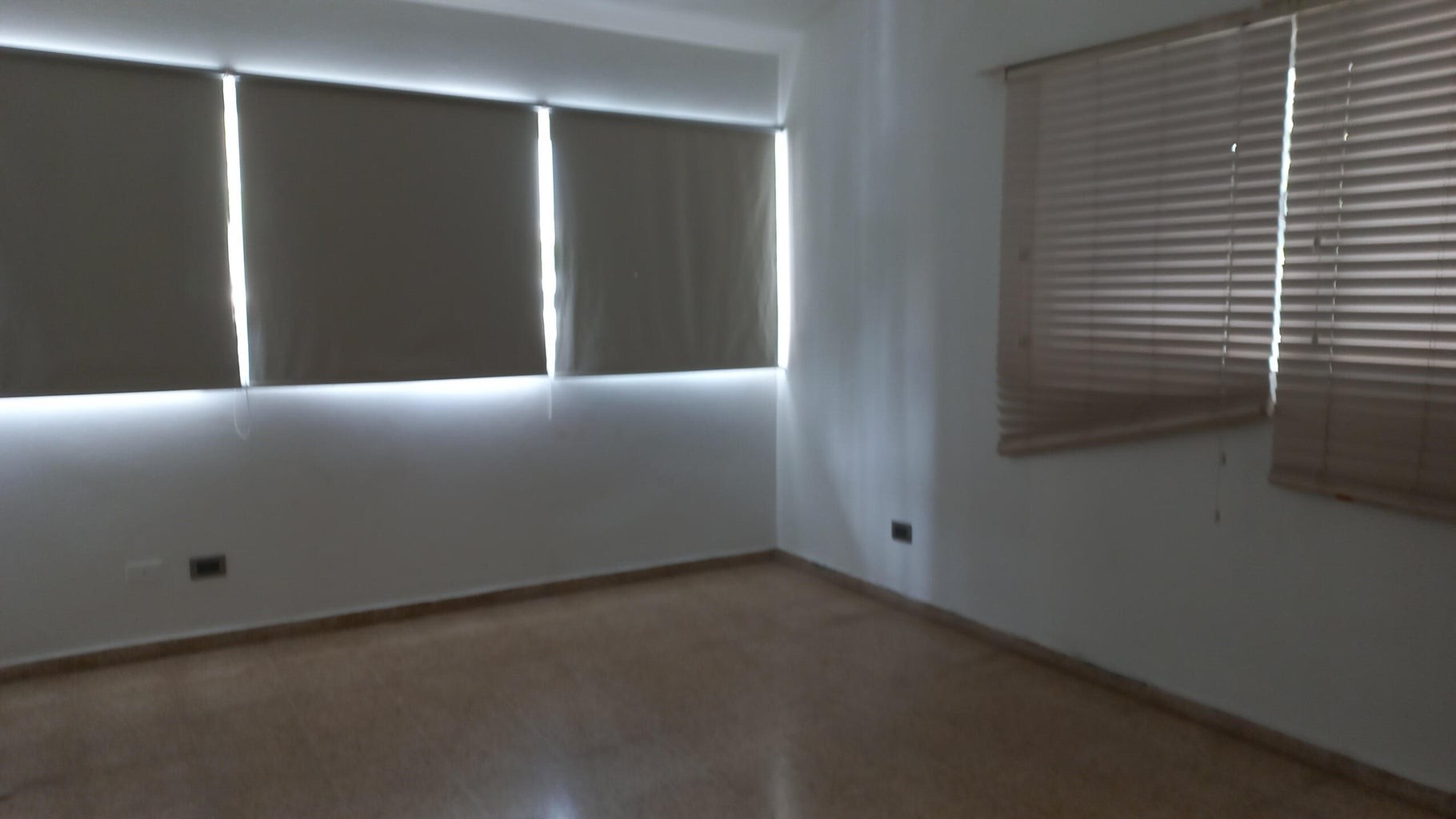 oficinas y locales comerciales - Local comercial con 6 estacionamientos. Amplias áreas internas 3