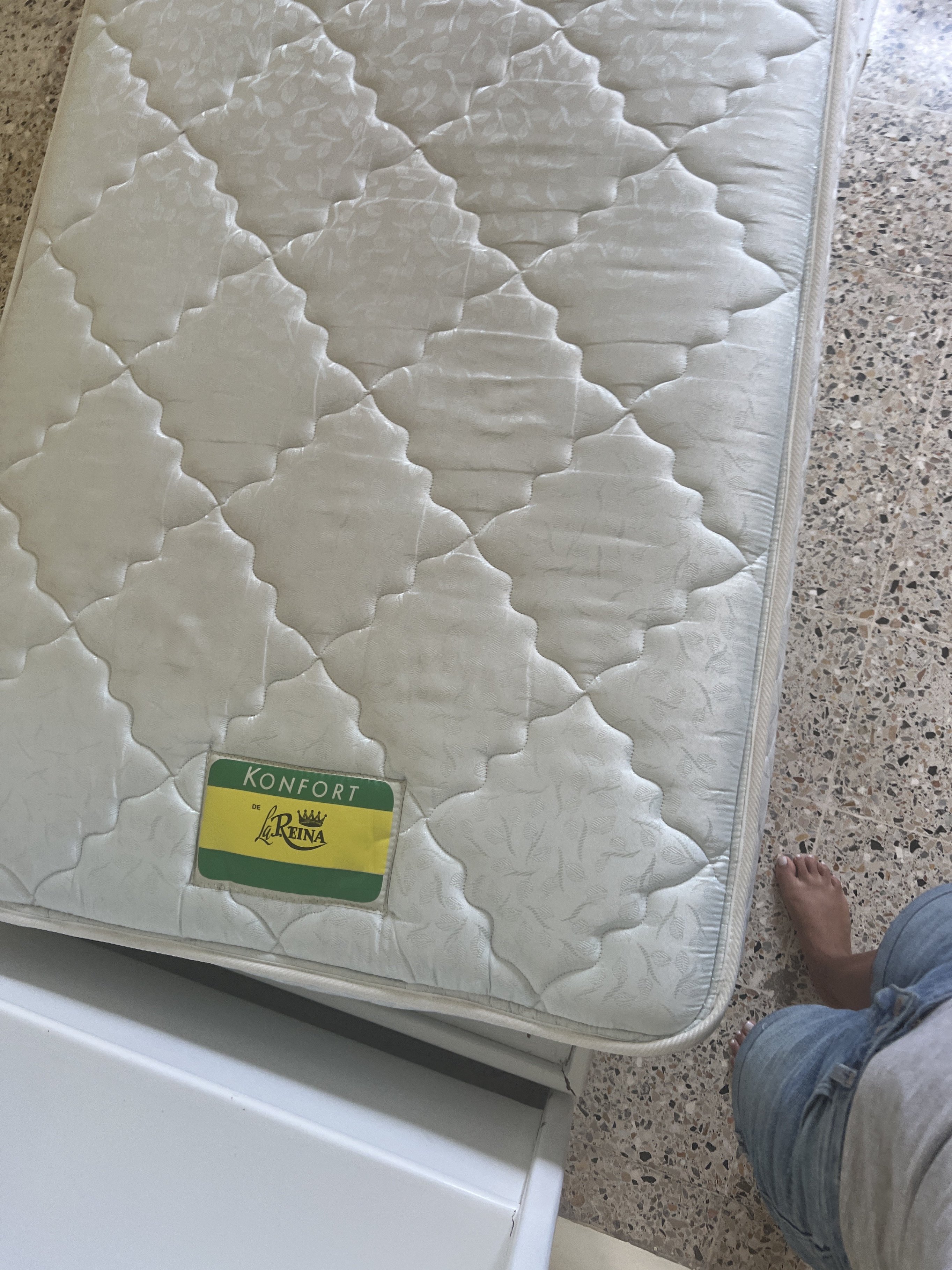 muebles y colchones - Cama Twin con colchón nuevo  4