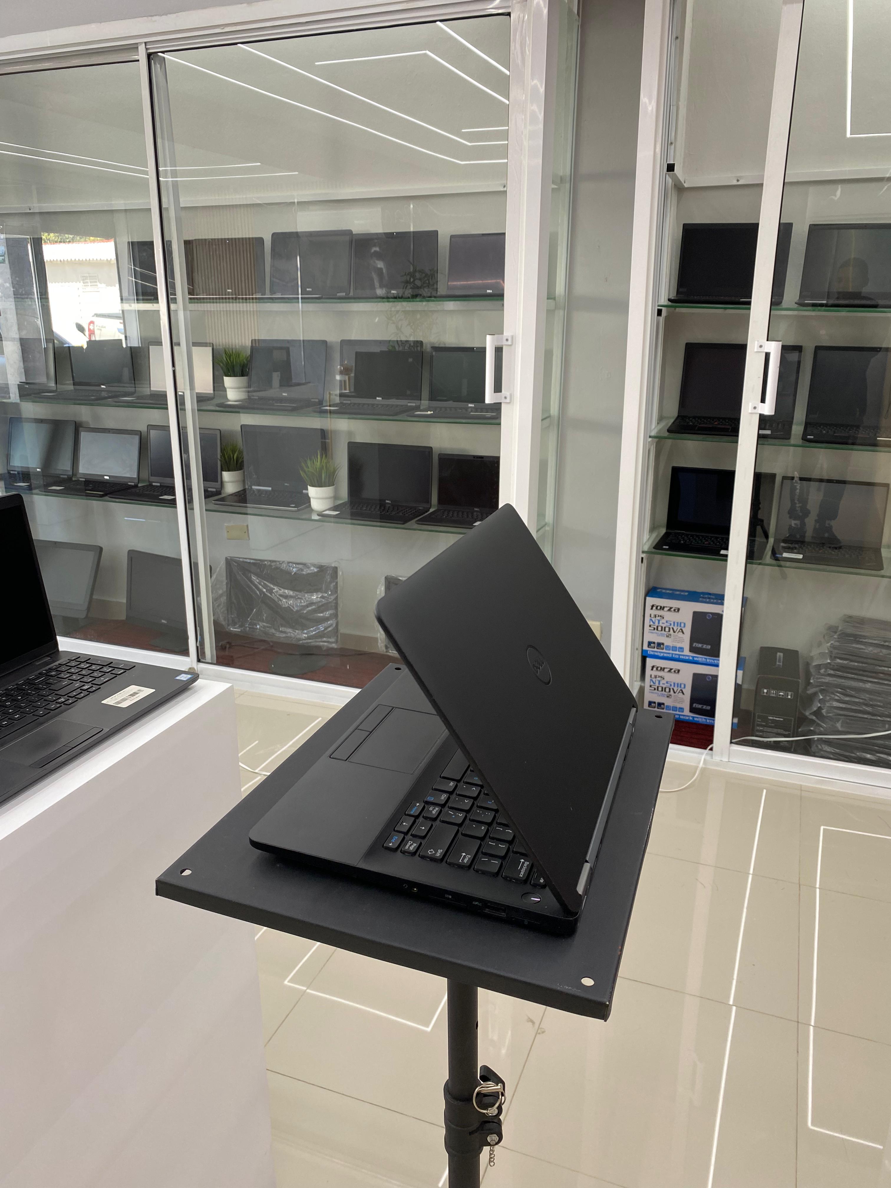computadoras y laptops - Laptop Dell Latitude E7270 13¨ i5 6th Gen 8GB RAM  1
