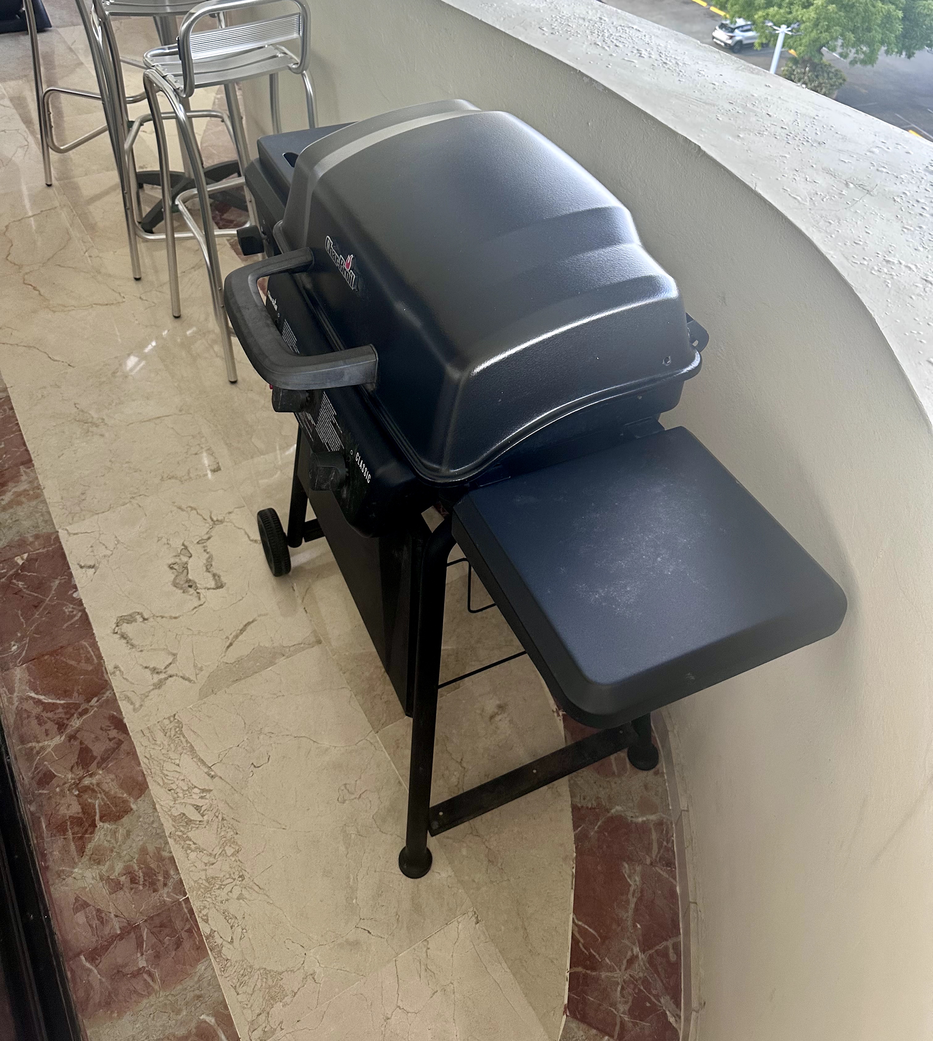 cocina - BARBECUE con tanque de gas marca Charbroil 1