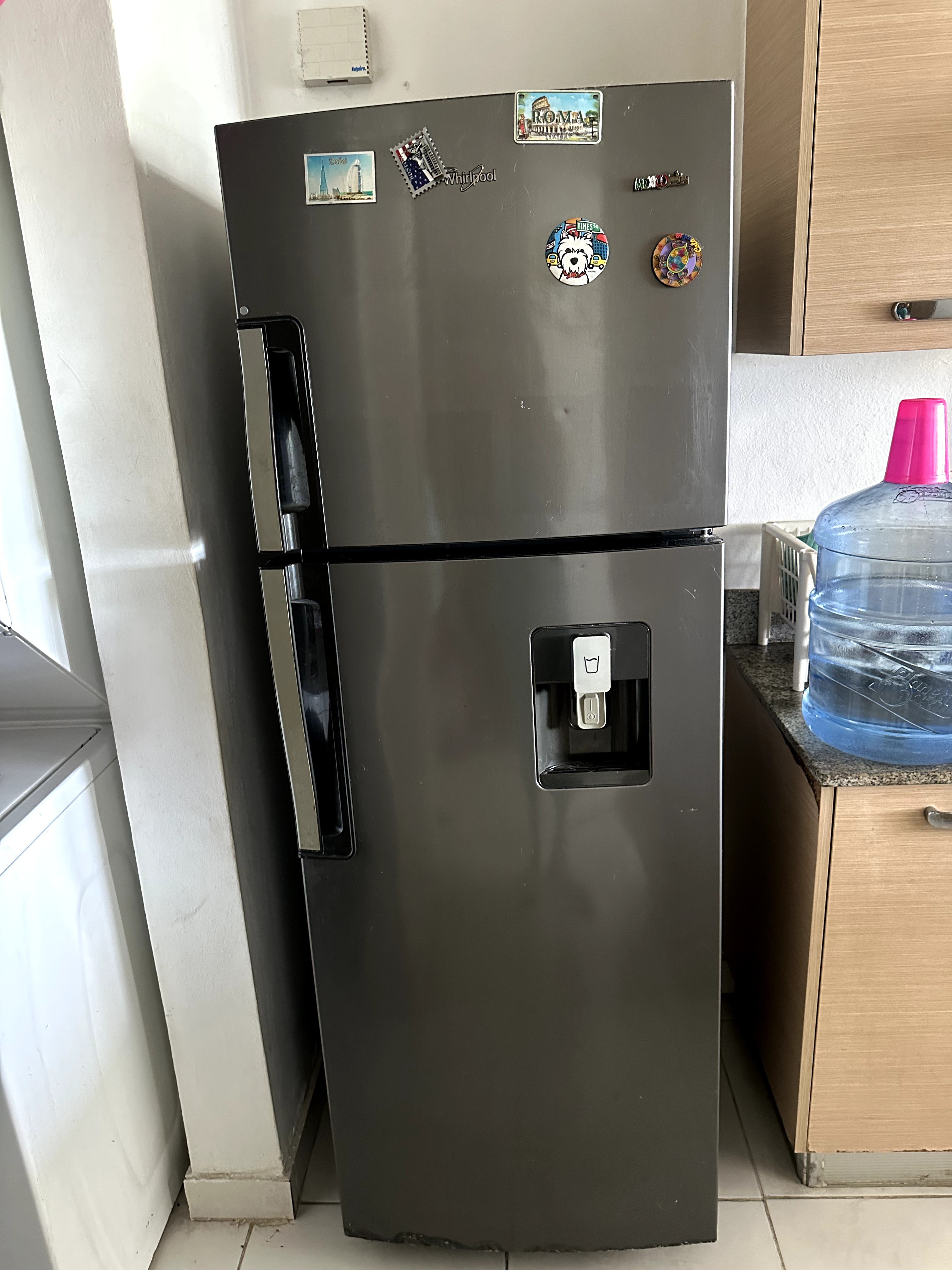 electrodomesticos - Nevera Whirpool con dispensador de agua  0