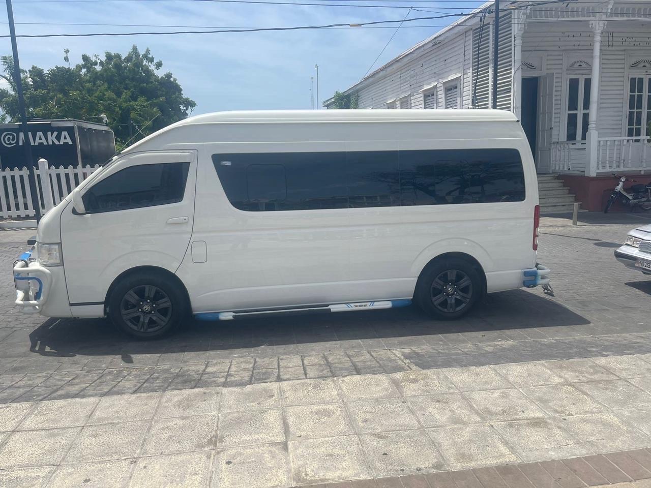 jeepetas y camionetas - Toyota haice 2017 techo alto 
 4