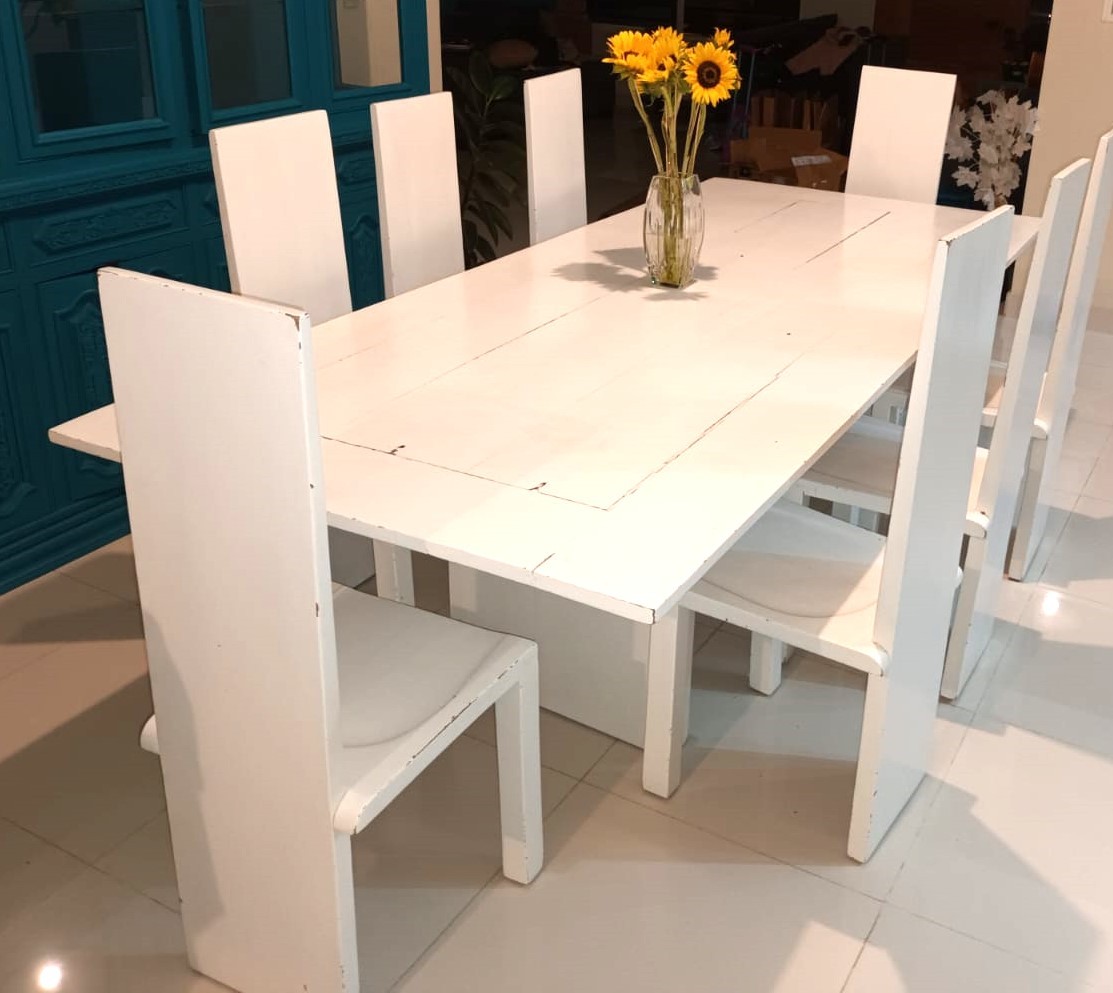 muebles y colchones - Juego de comedor de roble natural pintado en blanco con mesa y ocho sillas 1
