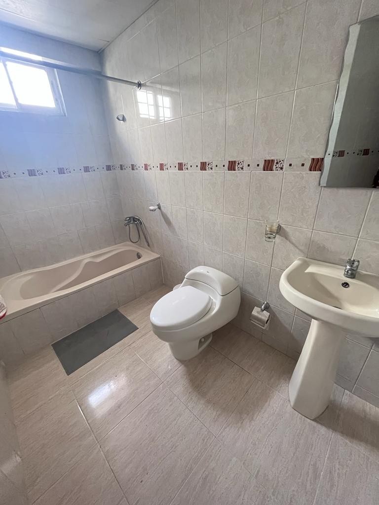 apartamentos - Apartamento en venta en EL MILLÓN Segundo Nivel Precio de venta RD$7,300.000 8