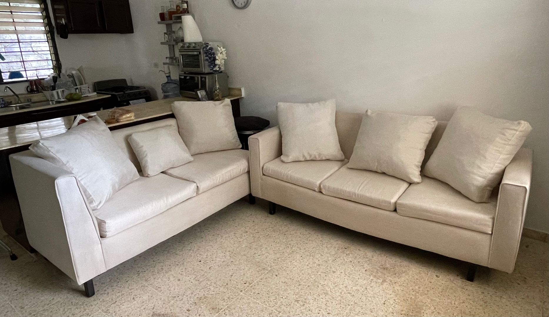 muebles y colchones - Juego de muebles de dos y tres plazas.  0