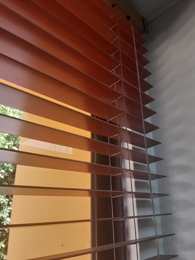 equipos profesionales - CORTINAS VENECIANA UNA 60 PULGS. ALTO Y 80 ANCHO Y OTRA 54 DE ANCHO Y 80 DE ALTO 2