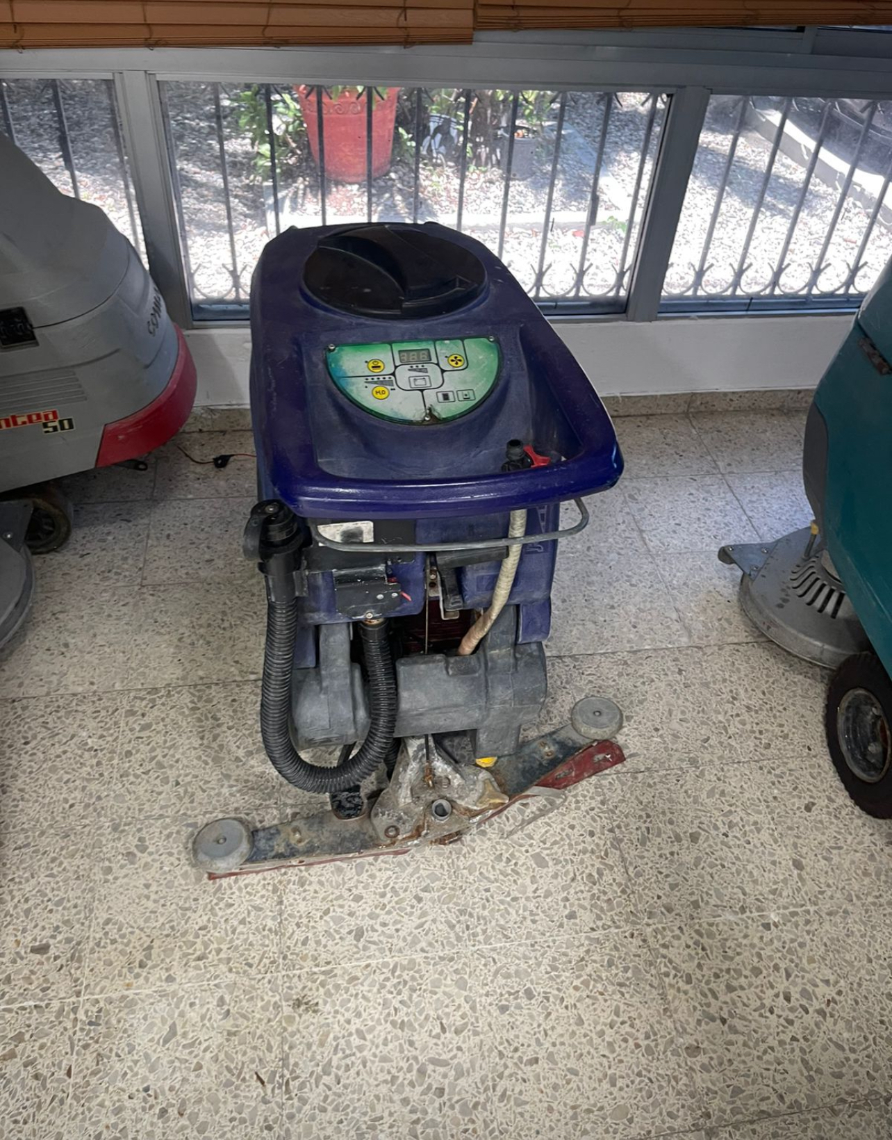 equipos profesionales - Máquina de Limpieza hombre atras 1
