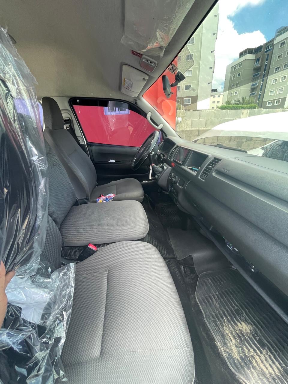 jeepetas y camionetas - Toyota haice 2017 techo alto 
 5