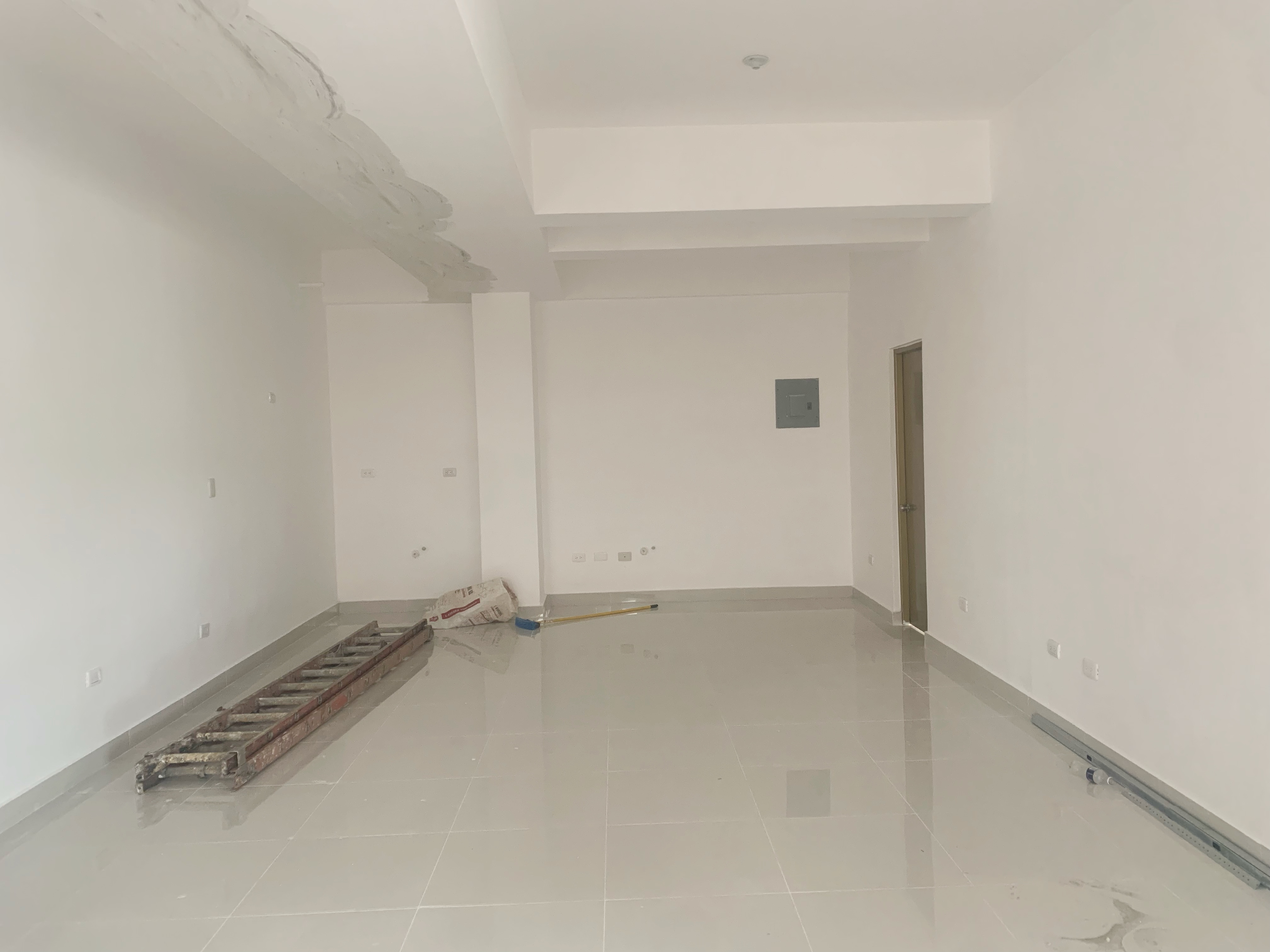 oficinas y locales comerciales - Local en primer nivel amplio  4