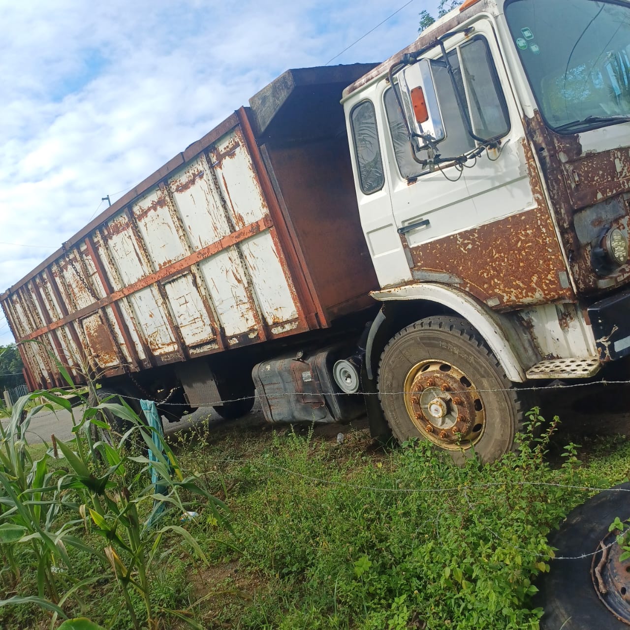 otros vehiculos - Se vende camion  Mack negociable  0