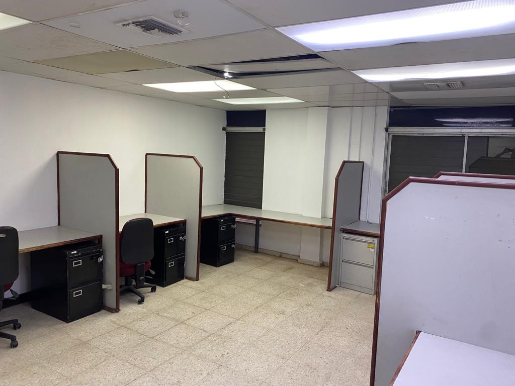oficinas y locales comerciales - Se alquila local para estación de gas en Las Americas con oficinas 4