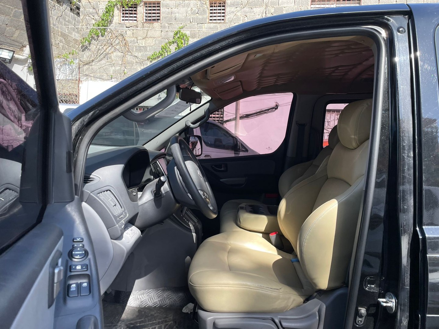 jeepetas y camionetas - HYUNDAI GRAND STAREX 2017 NEGRA 3