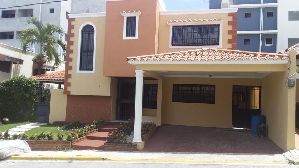 casas - venta de casa con piscina en Arroyo Hondo Santo Domingo República Dominicana  1