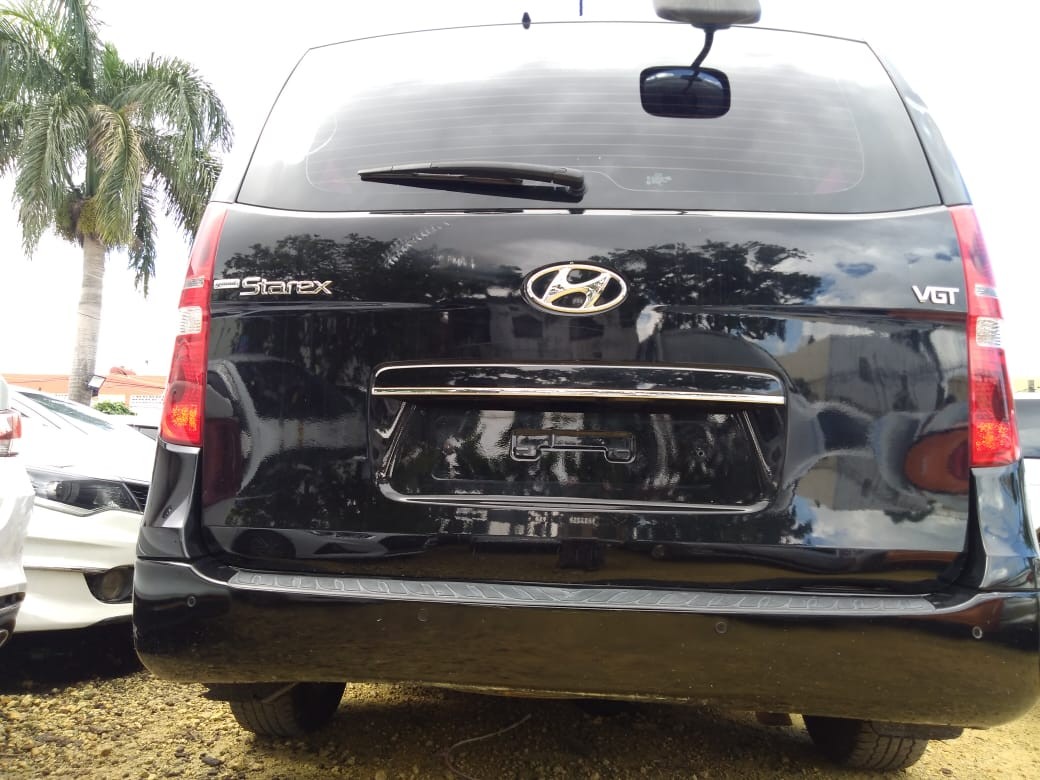 jeepetas y camionetas - HYUNDAI GRAND STAREX 2017 NEGRADESDE: RD$ 1,250,100.00 6