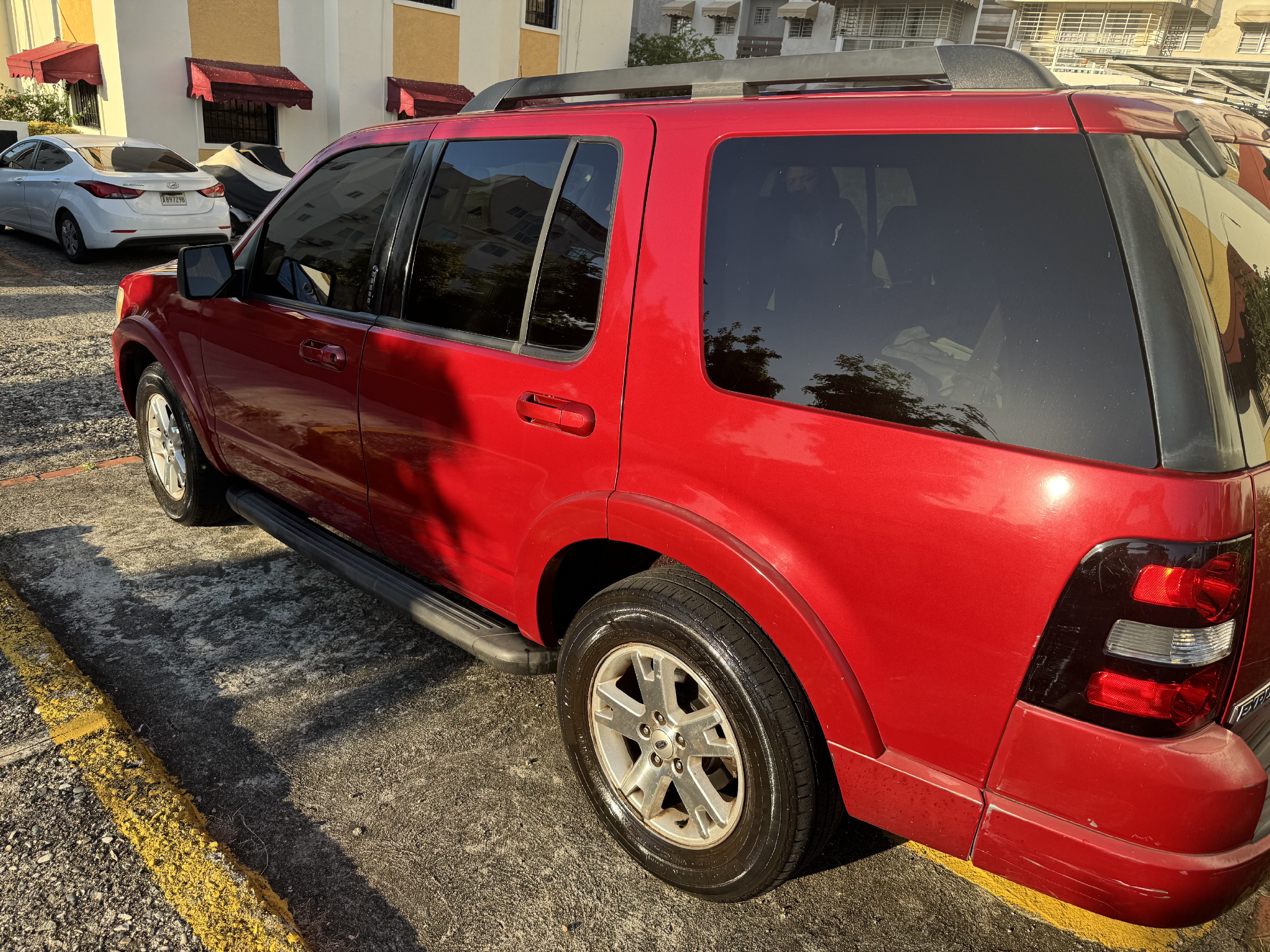 jeepetas y camionetas - Ford Explorer 145,000 kms roja 4x4 con sunroof y stereo con cámara de reversa  3
