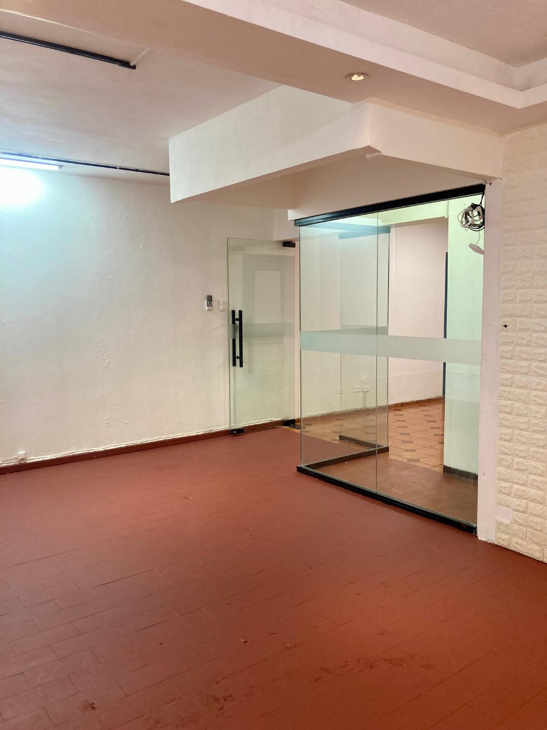 oficinas y locales comerciales - Local Comercial proximo a la Winston Churchill 4
