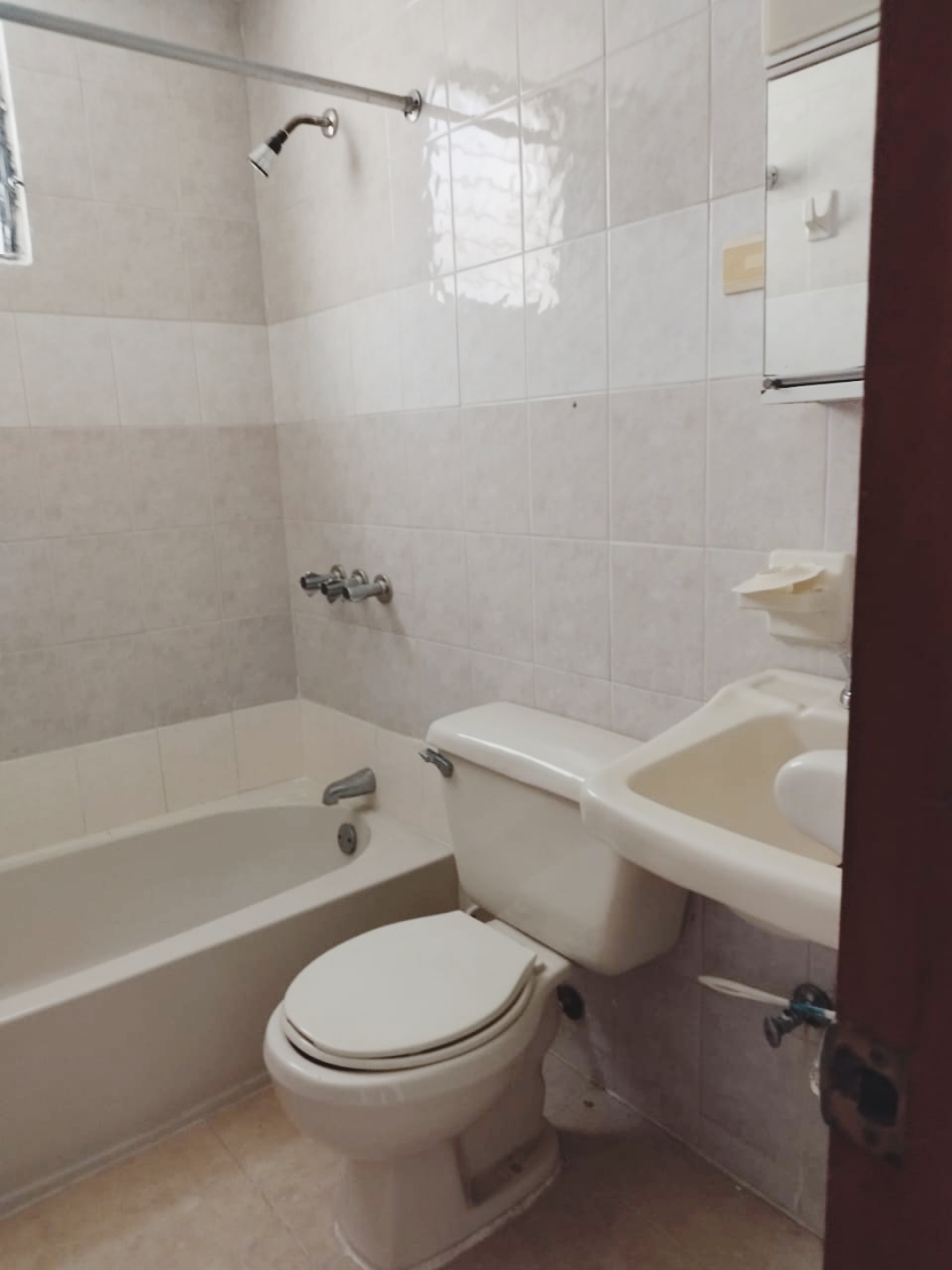 apartamentos - -De Oportunidad -Se Vende Apartamento en La Española  (primer nivel) de 140  mts 8