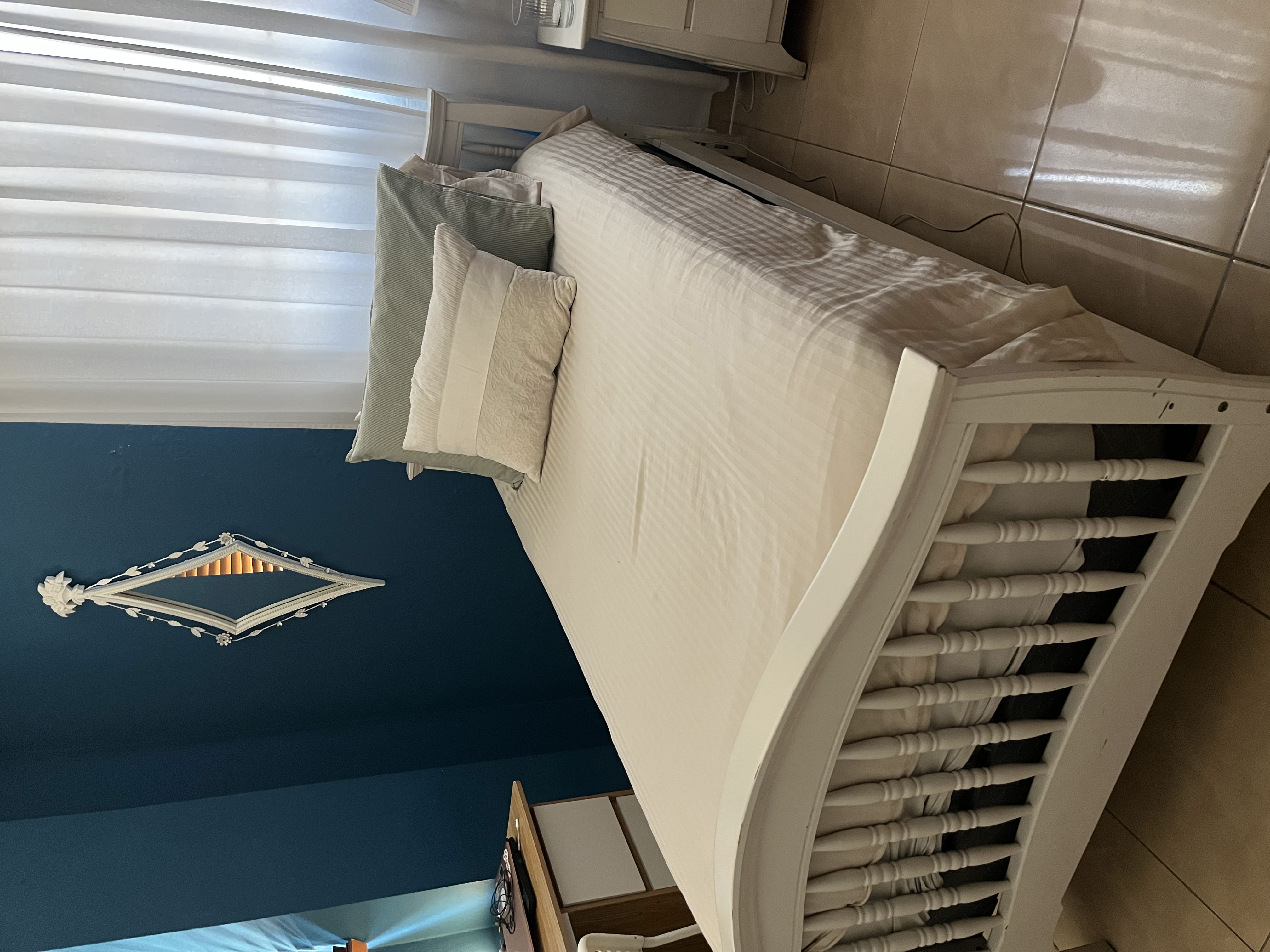 muebles y colchones - Cama twin blanca en madera.