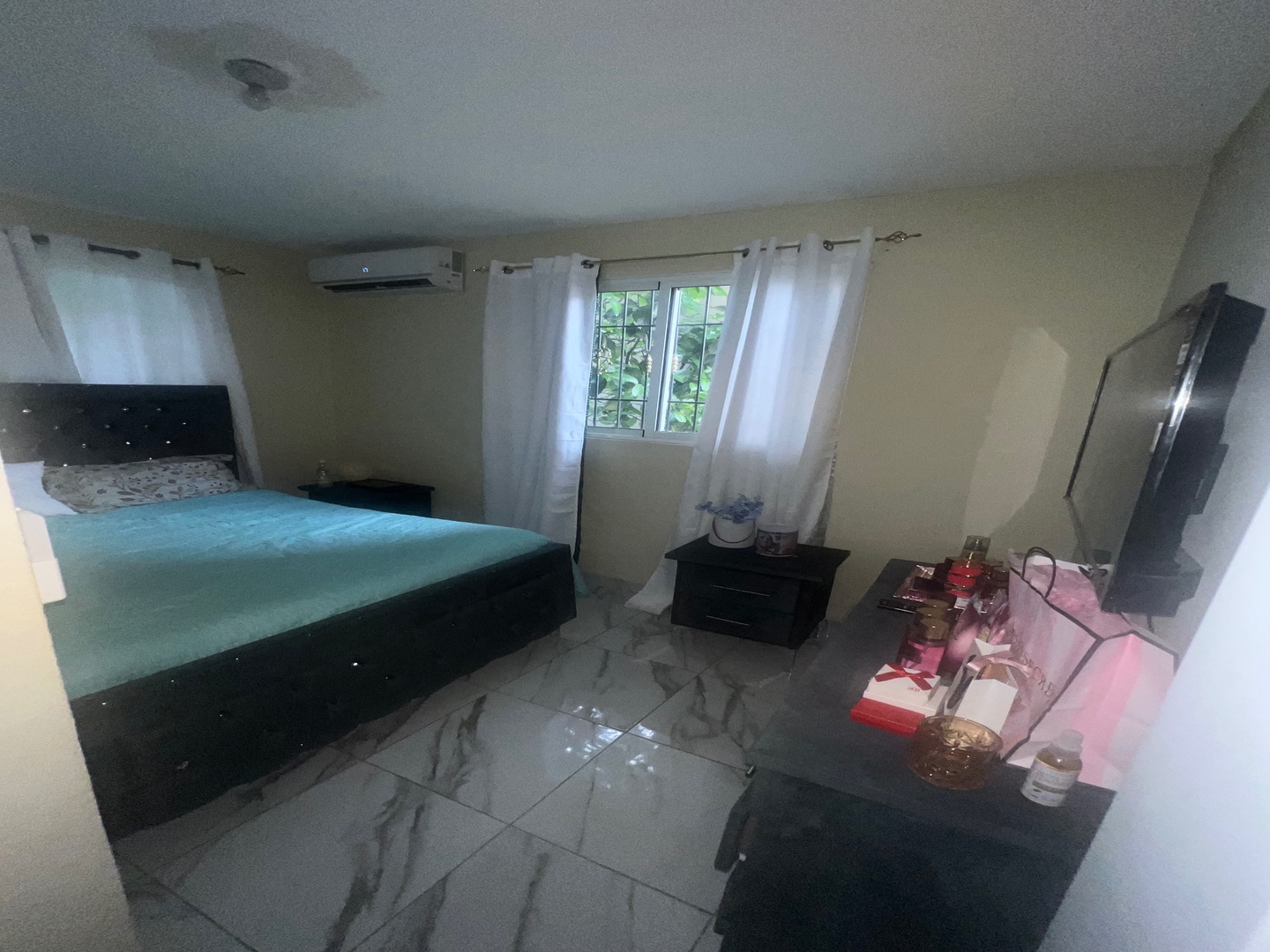 muebles y colchones - Cama Queen como nueva, gavetero y dos mesitas de noche 
 0