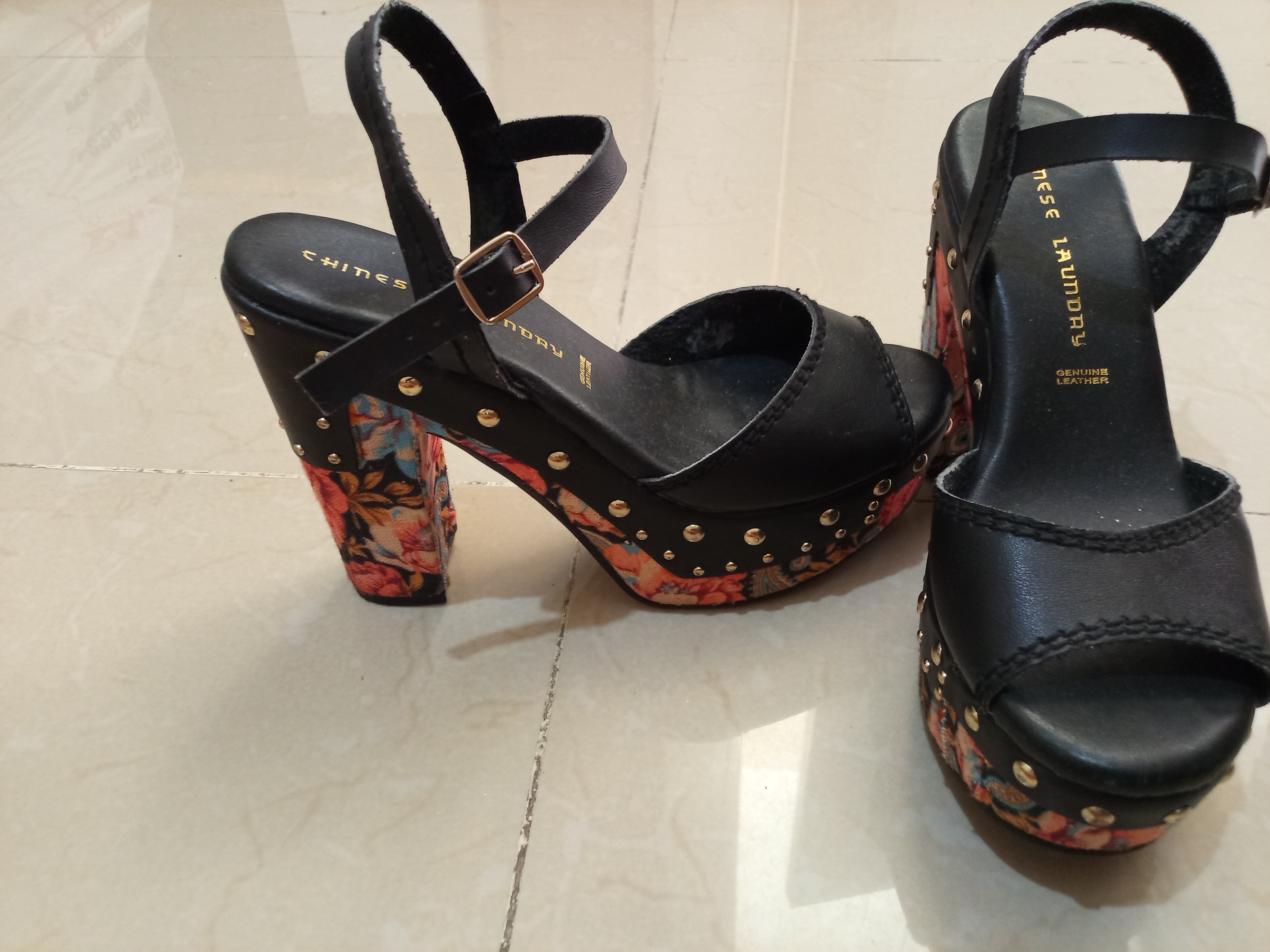 zapatos para mujer - Bella zapatilla de plataforma Negra con tacón multicolor, cómoda y elegante. 3