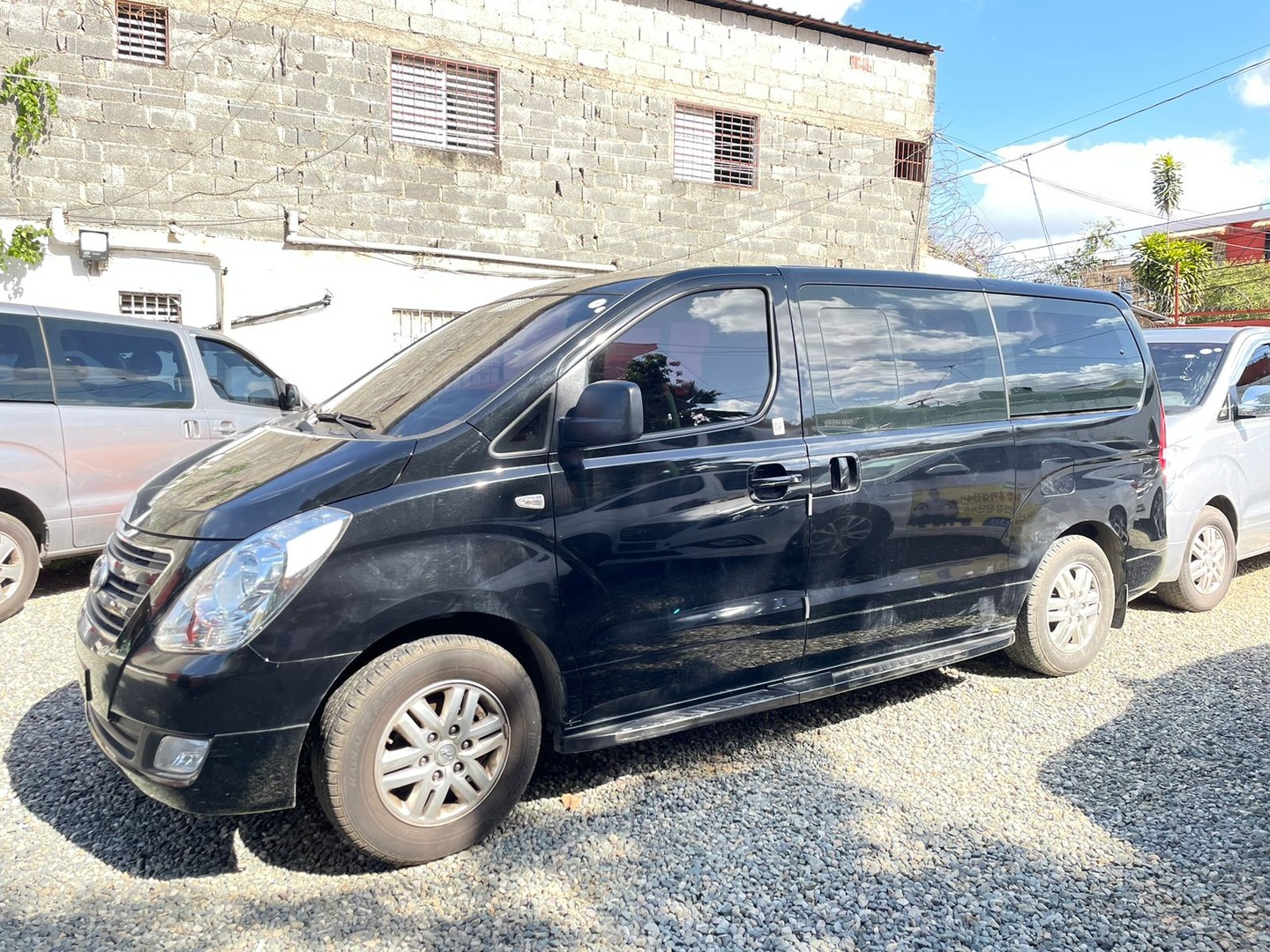 jeepetas y camionetas - HYUNDAI GRAND STAREX 2017 NEGRA 0