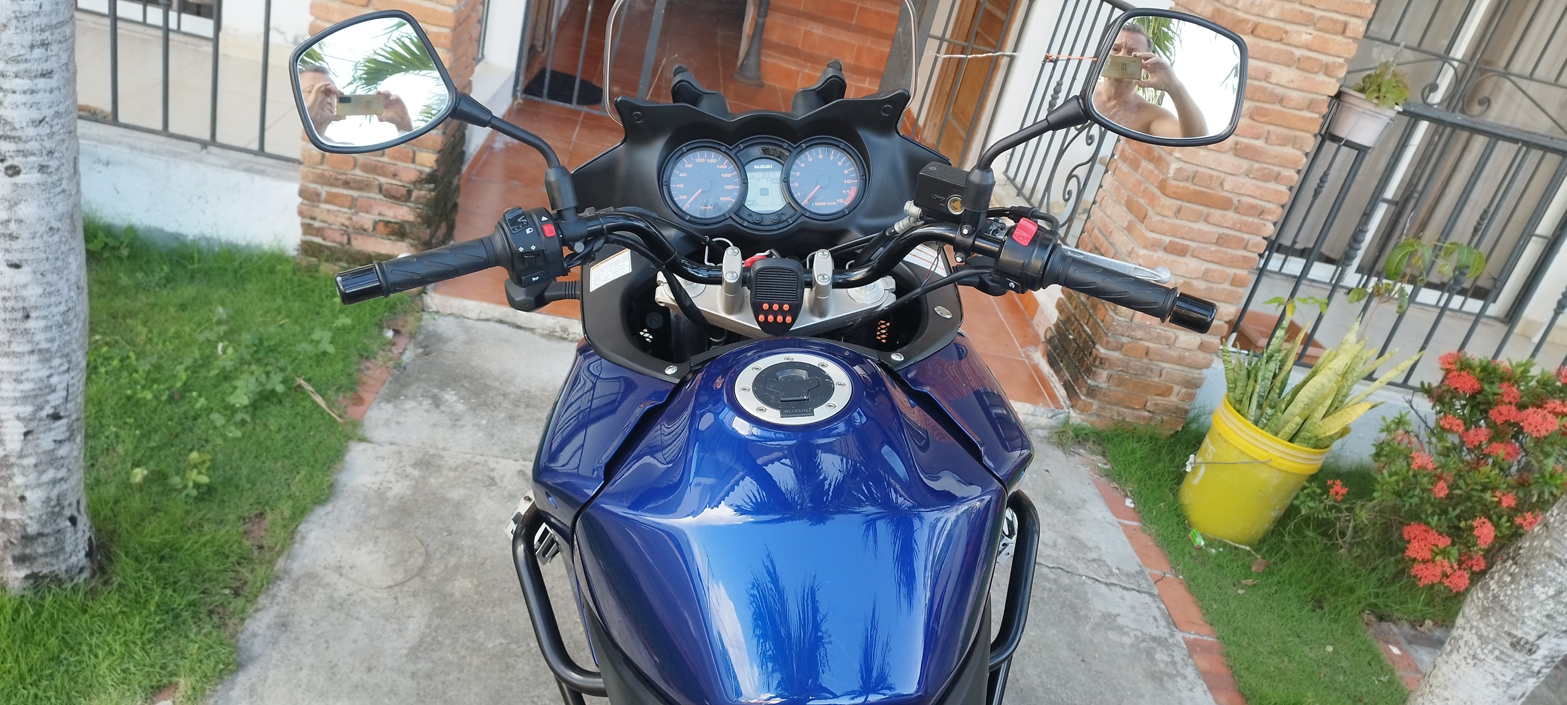 motores y pasolas - suzuki v-strom con 9.000 km reales..650 con 2 cilindros en V 2
